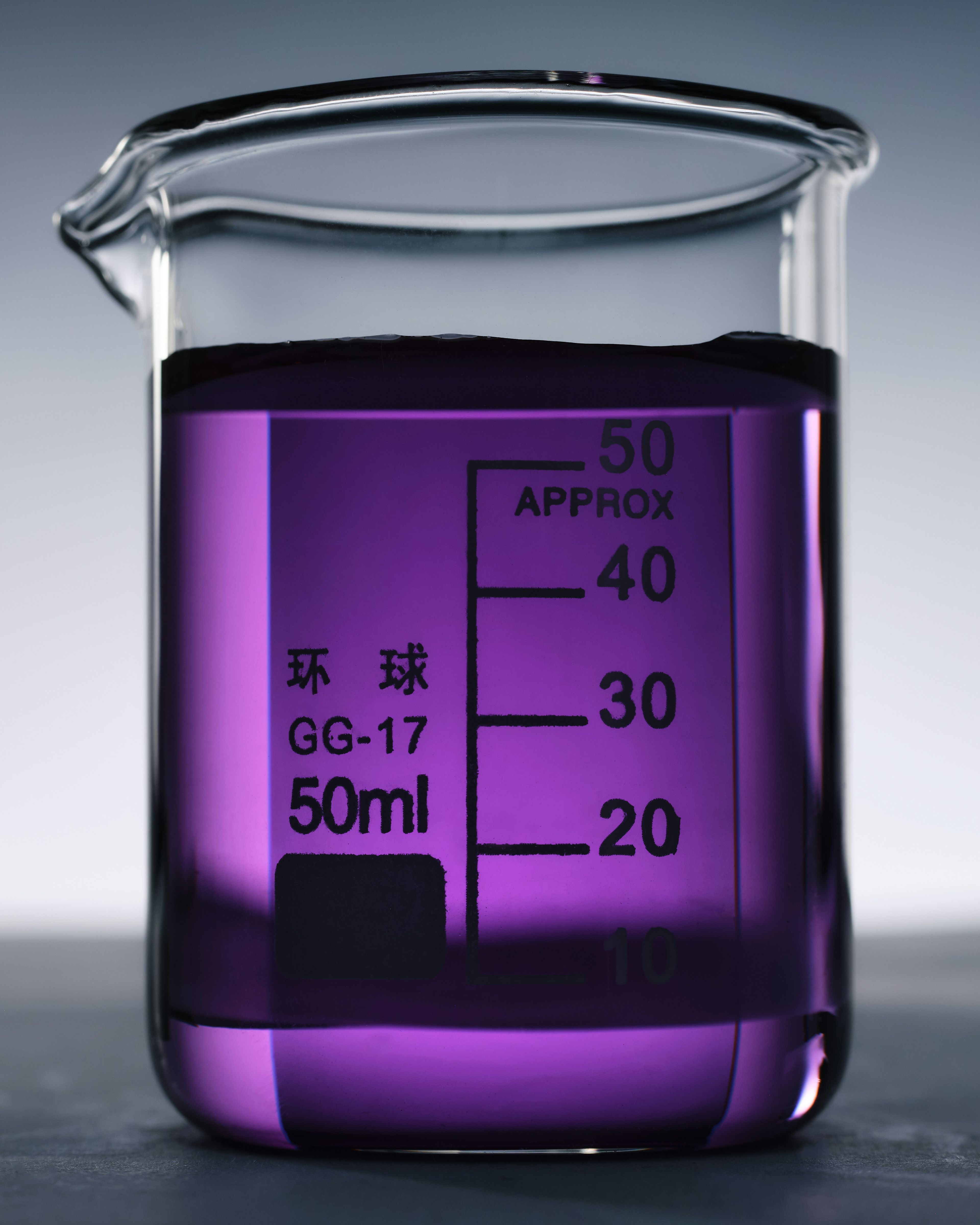 Målebeger med kjemisk løsning, brukt i forsøk i Kjemi 2.