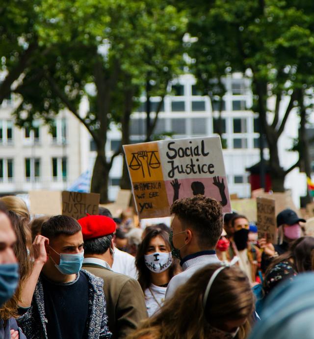 Demonstrasjon for sosial rettferdighet - illustrerer temaene demokrati og medborgerskap i Samfunnskunnskap ved Sonans