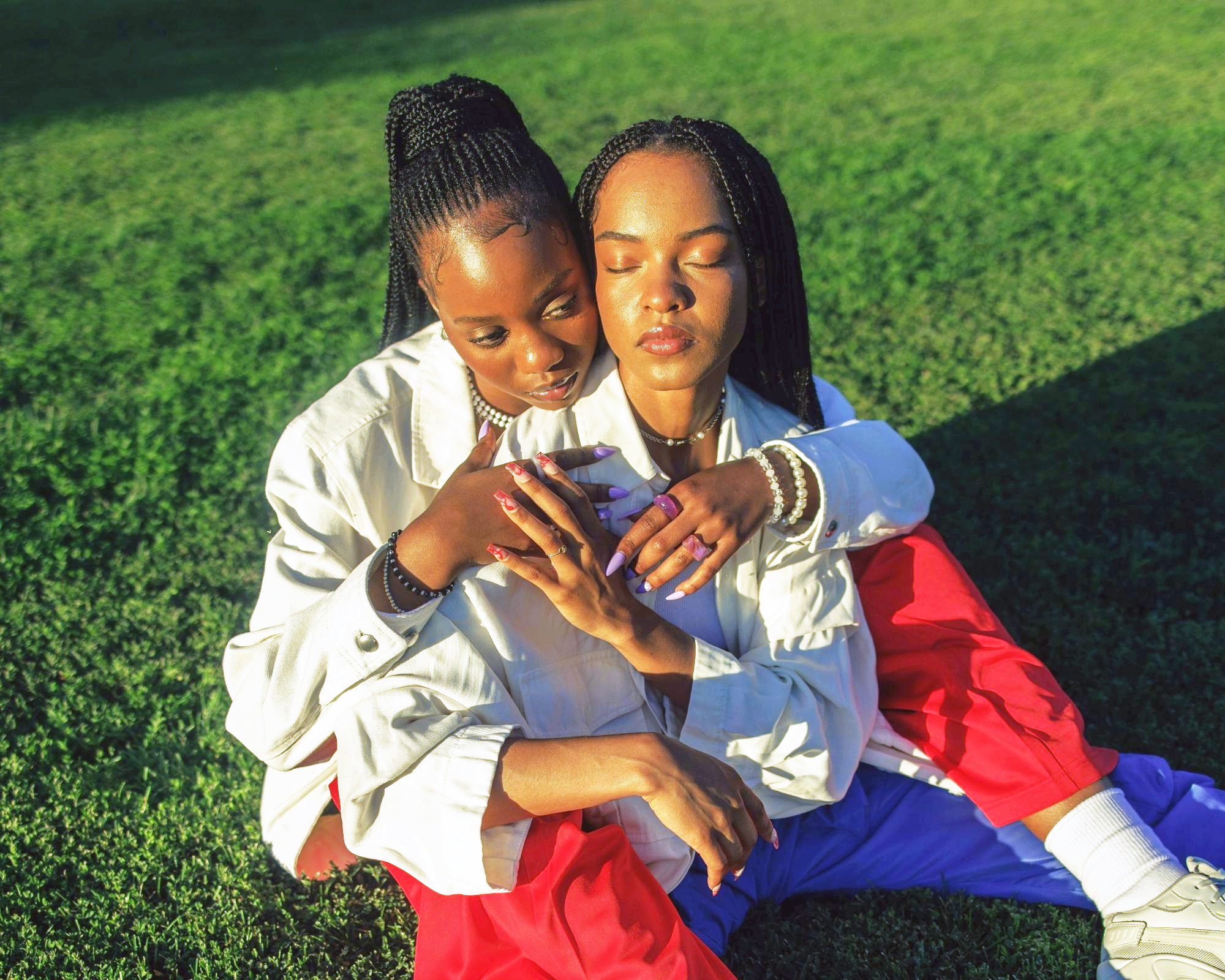 To unge mennesker i nær relasjon - illustrerer sosialisering, tilhørighet og mellommenneskelige relasjoner i Sosiologi og sosialantropologi hos Sonans.