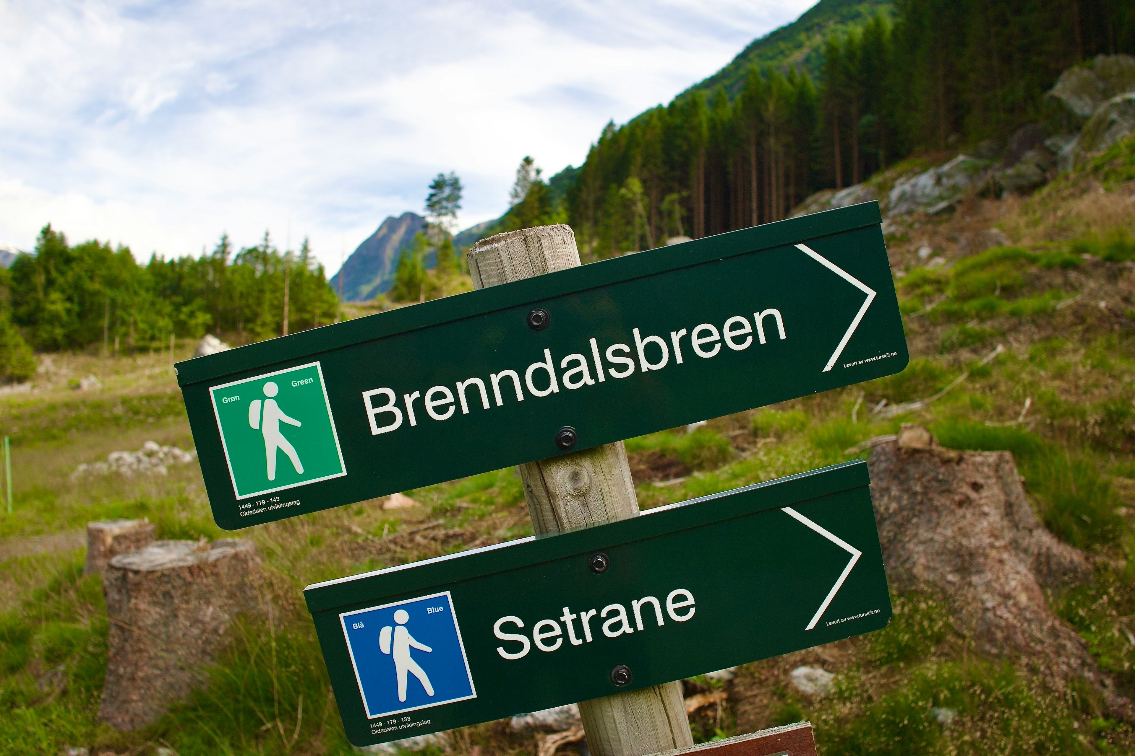 Bildet viser turskilt til Brenndalsbreen og Setrane, en isbre i Stryn i Vestland fylke.