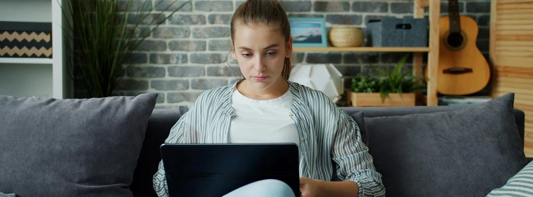 Student i ferd med å kjøpe Sonanspakken på Sonans.no