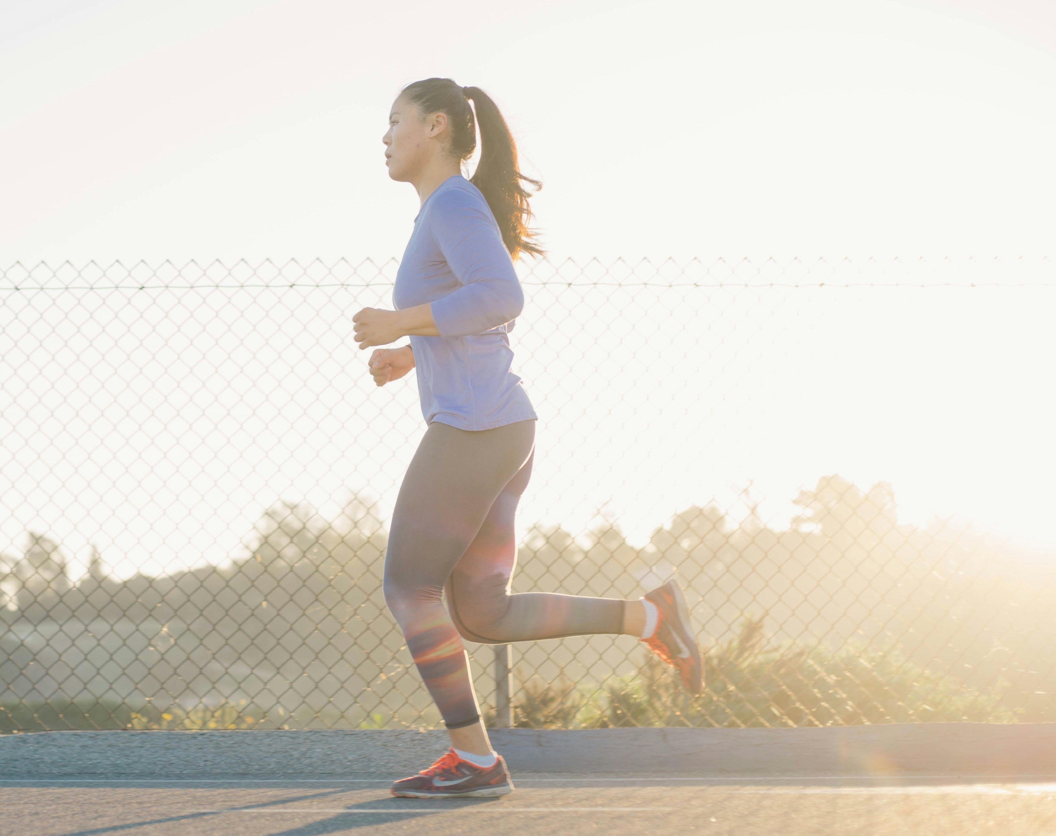 Joggende kvinne – illustrasjon for kroppsøving for privatister hos Sonans.