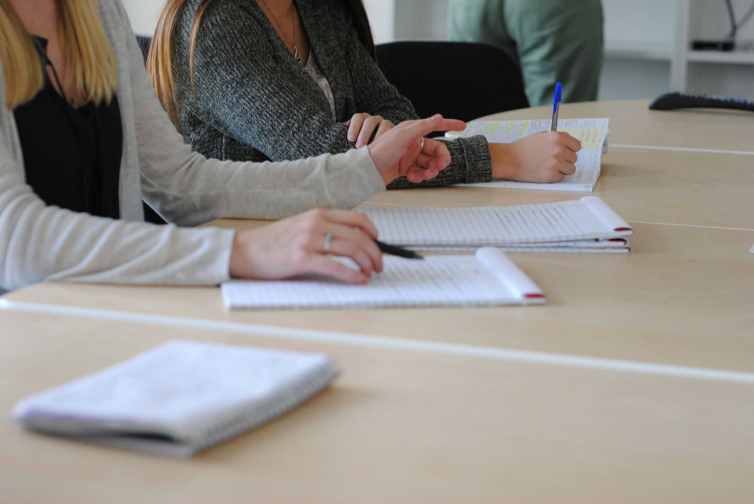 woman with group member - How to Use the Charting Method of note-taking