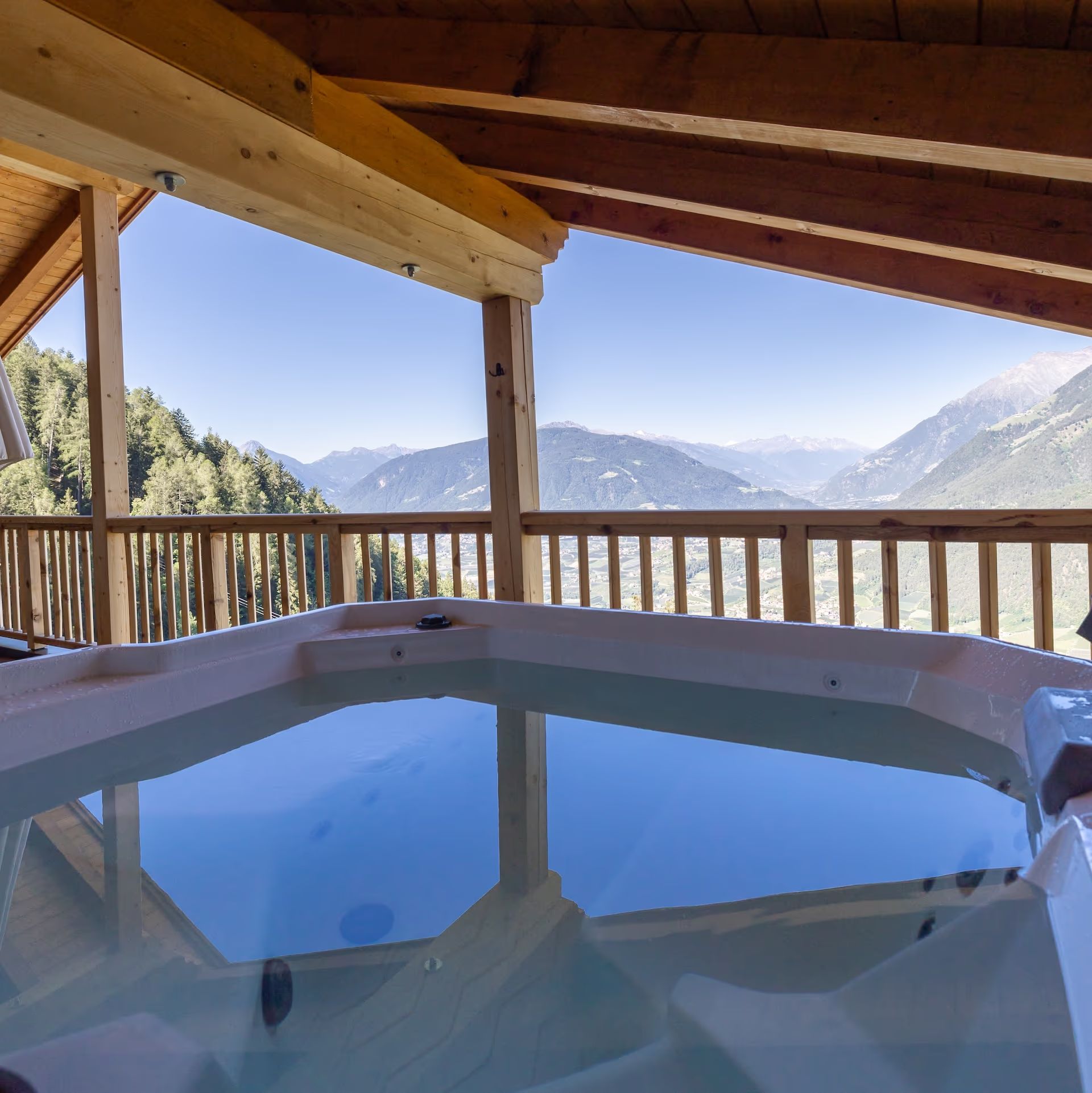 Penthouse – Whirlpool auf der überdachten Terrasse mit Alpenpanorama
