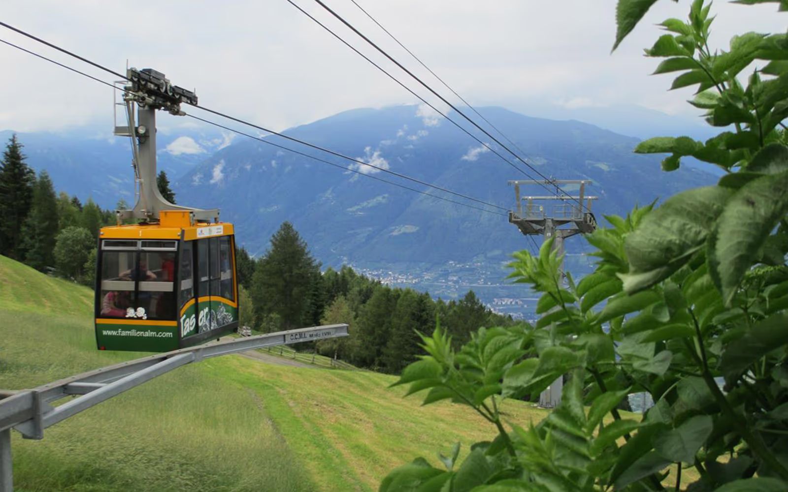 Kabine der Taser Seilbahn auf dem Weg hinauf über die Wiesen bei Schenna