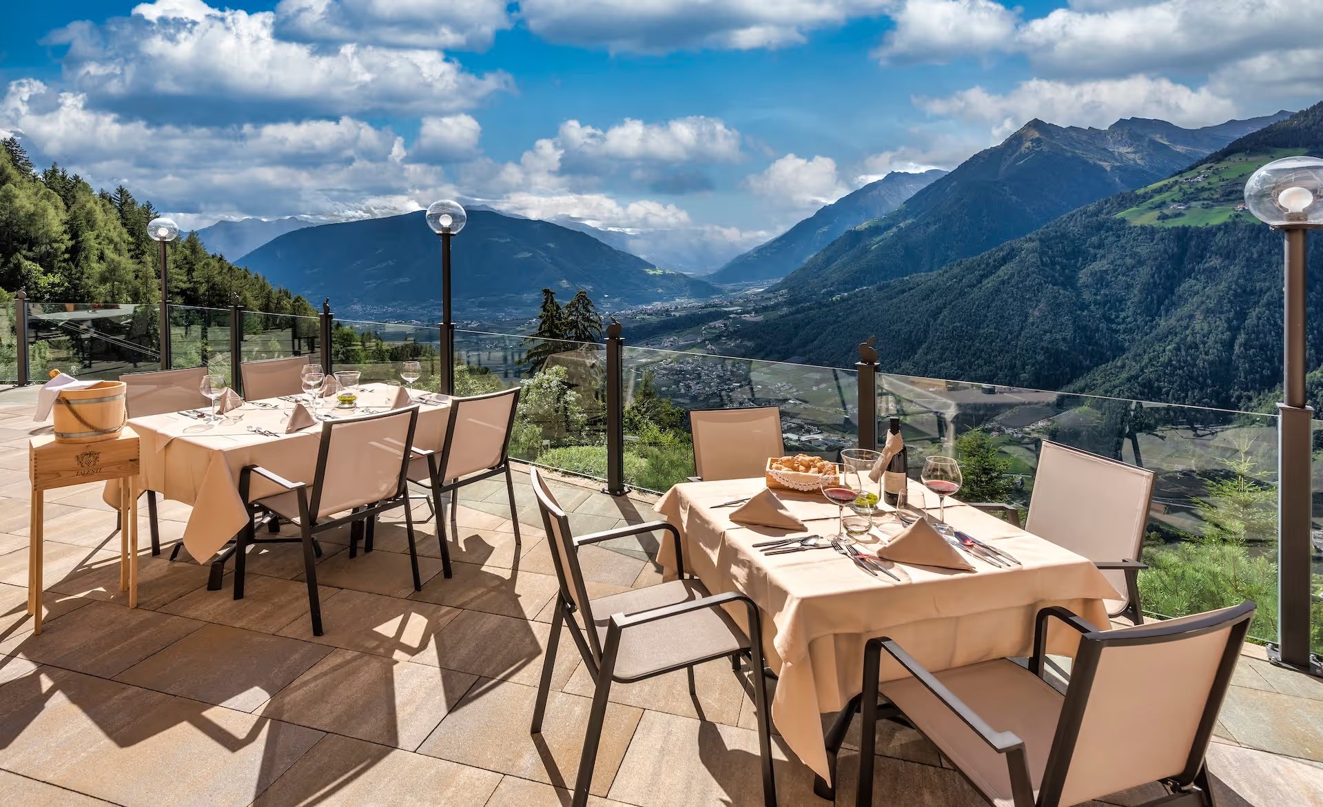 Gedeckte Panoramaterrasse mit Blick ins Etschtal