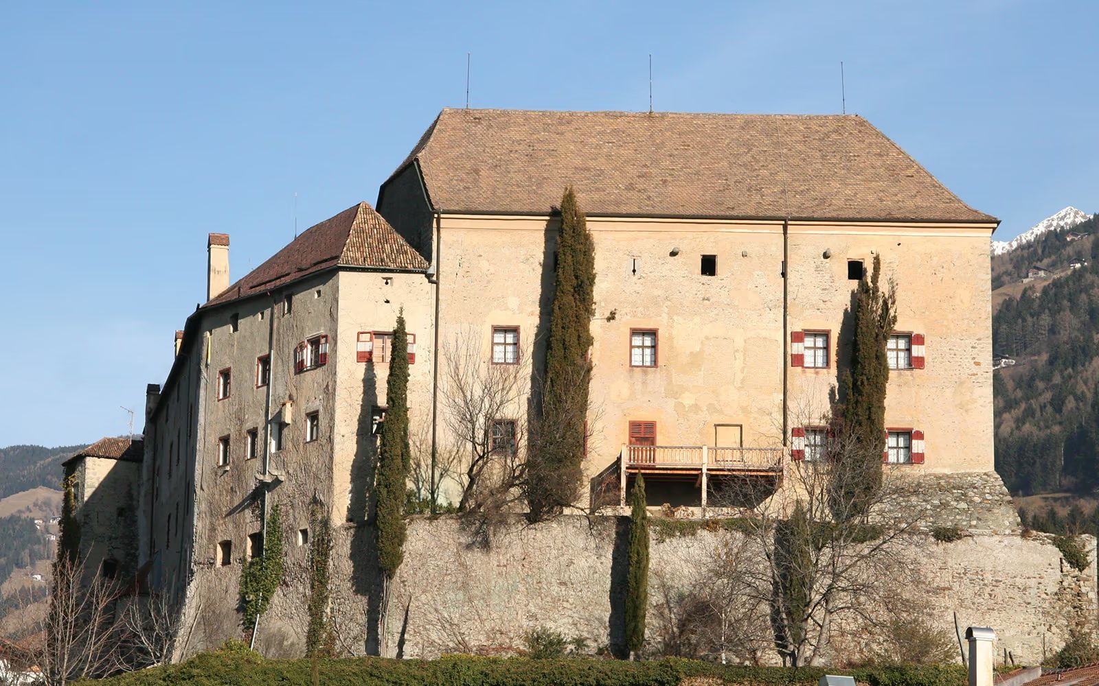 Schloss Schenna mit seinen Zypressen über der Ringmauer