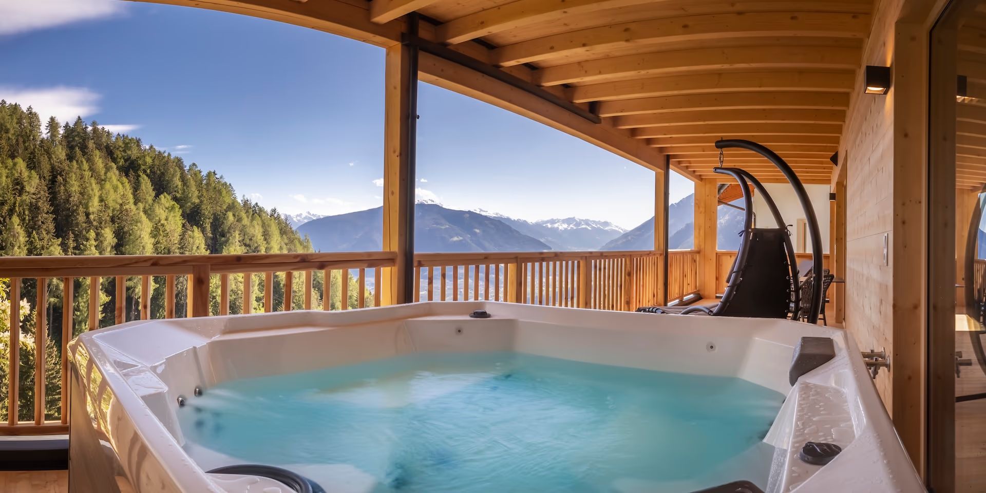 Whirlpool auf der überdachten Terrasse mit Blick auf die Berge