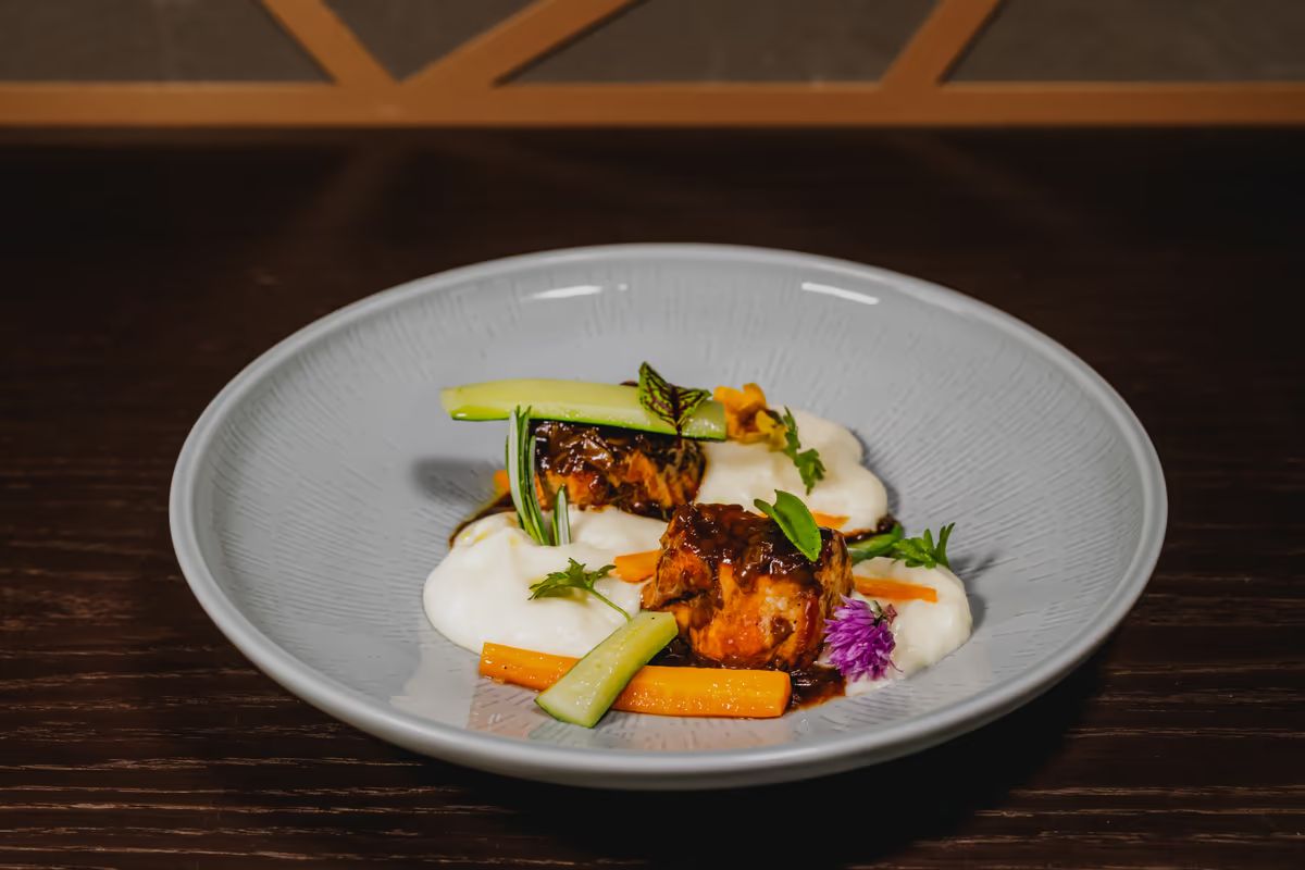 Gebratenes Gericht mit Karotten und heller Sauce