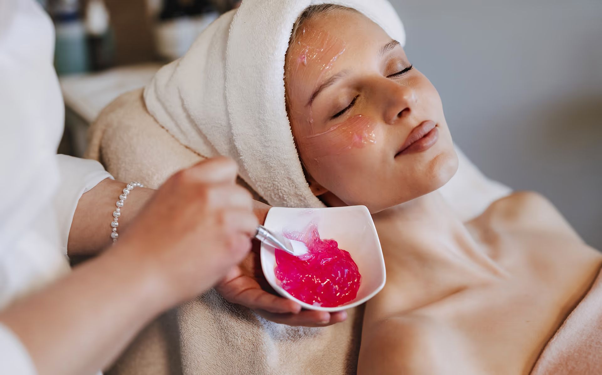 Gesichtsbehandlung mit Maske im Beautybereich des Hasenegg
