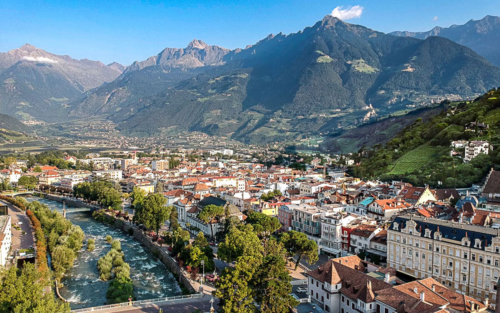 Blick über die Kurstadt Meran im Etschtal