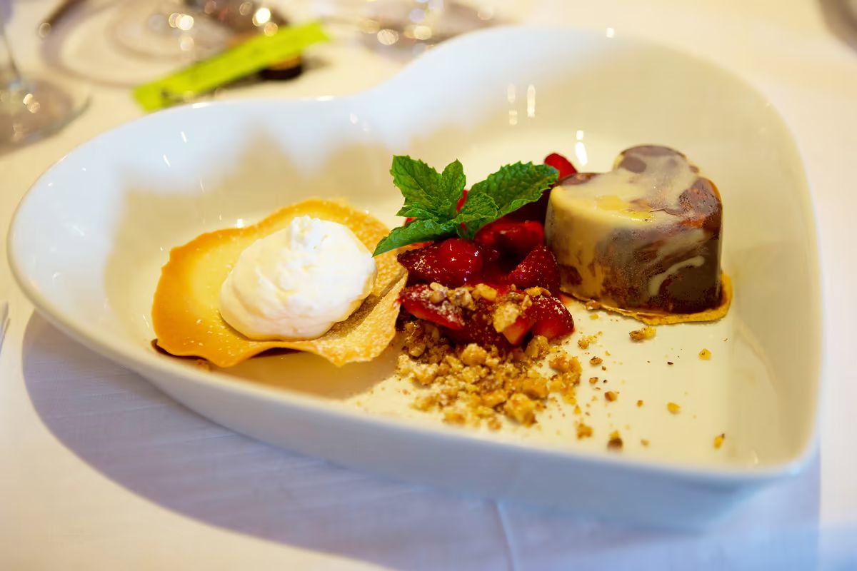 Dessert mit Sorbet und Früchten auf weißem Teller