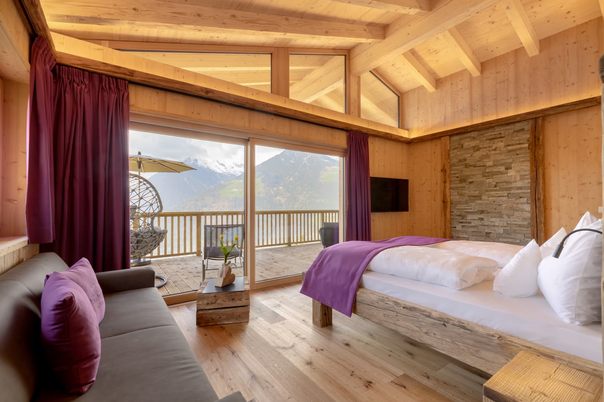 Alpes Chalet – warmes Holz-Interieur mit Terrasse und Bergblick