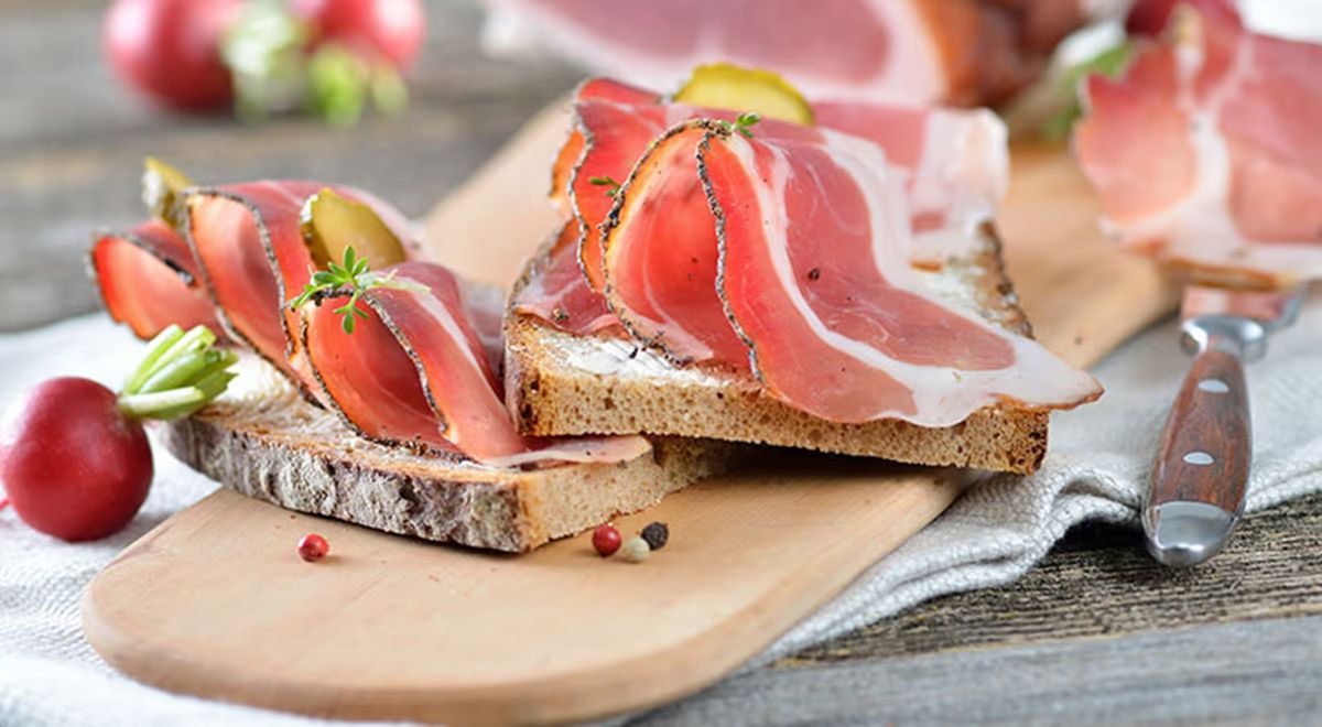 Südtiroler Speck auf Bauernbrot mit Pfefferkörnern