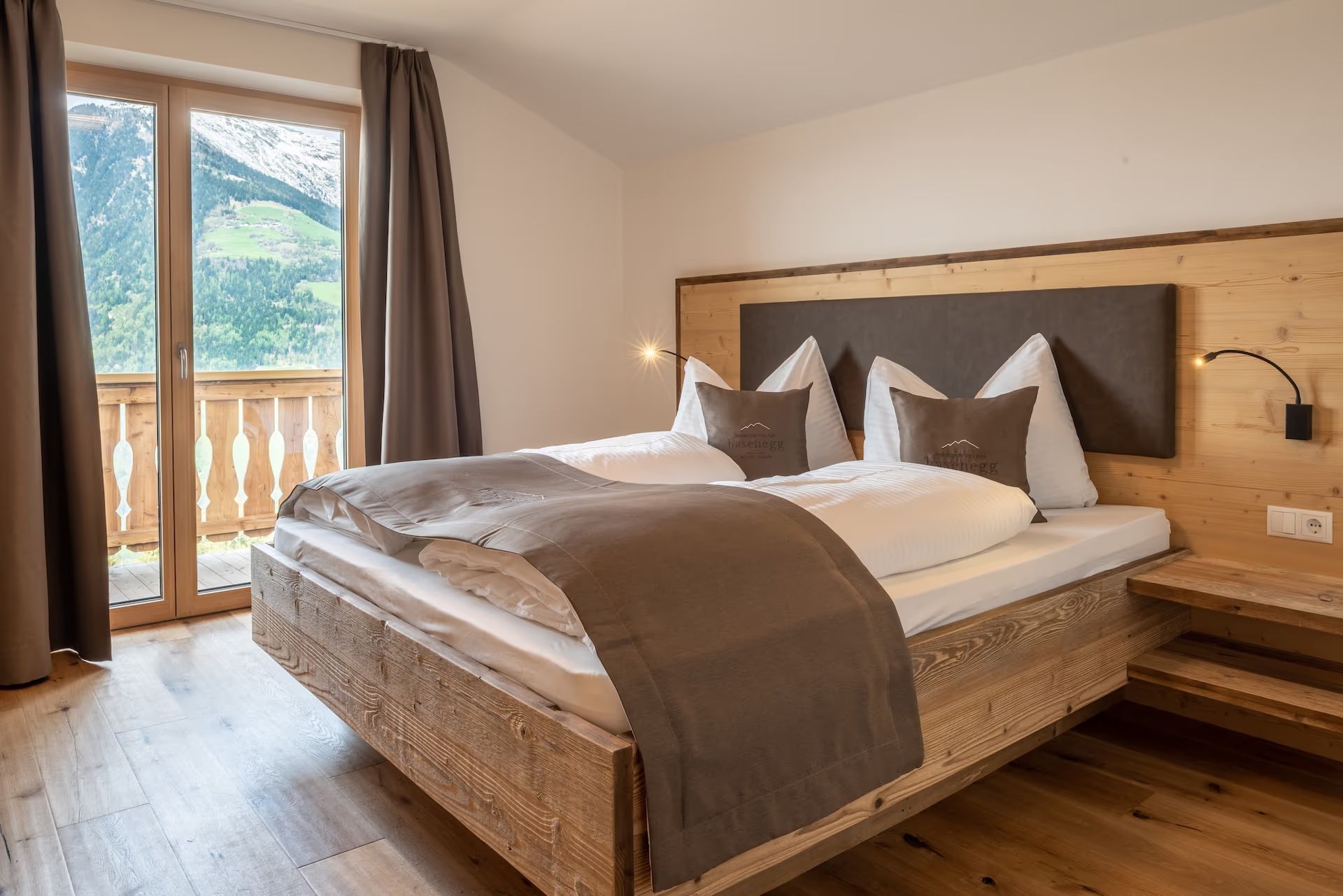 Bauernhaus – Schlafzimmer mit Balkonfenster und Blick auf Berge und Tal