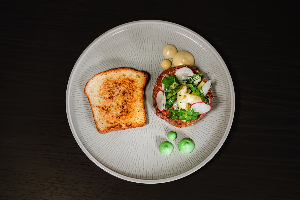 Tatar mit Radieschen und geröstetem Brot