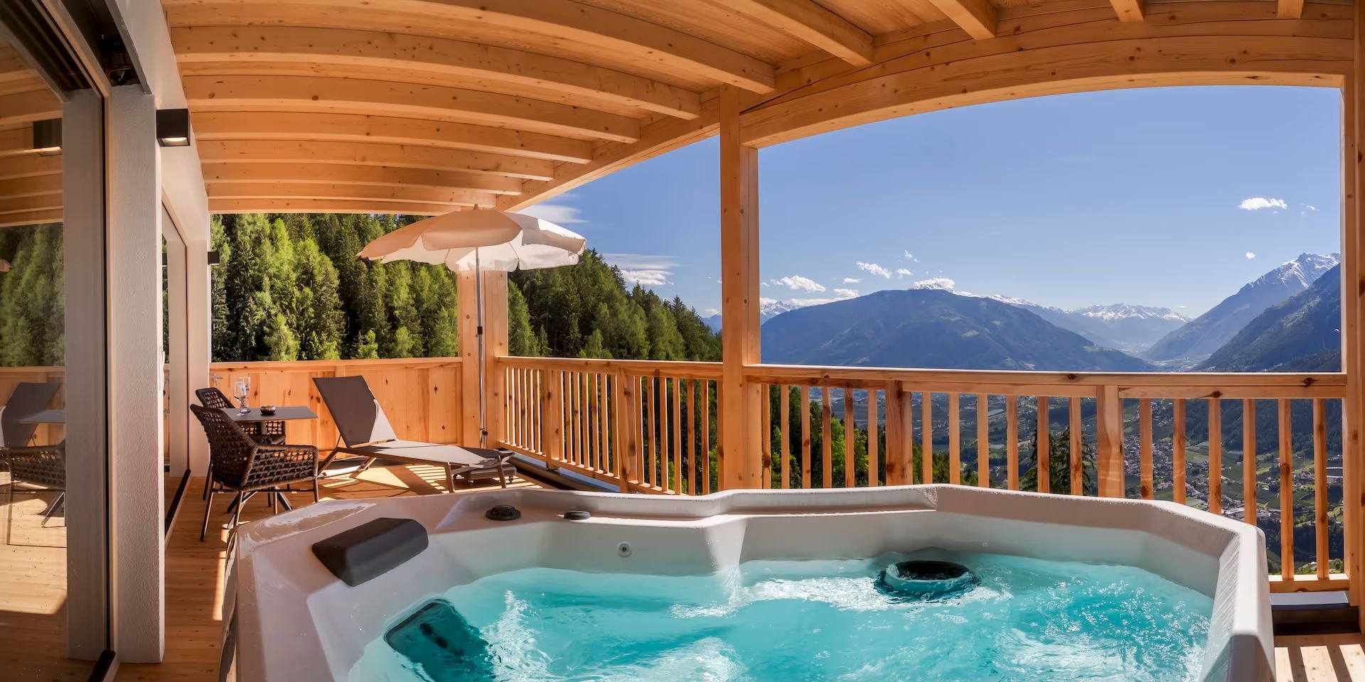 Pinus Lodge – Whirlpool auf der überdachten Terrasse mit Bergblick