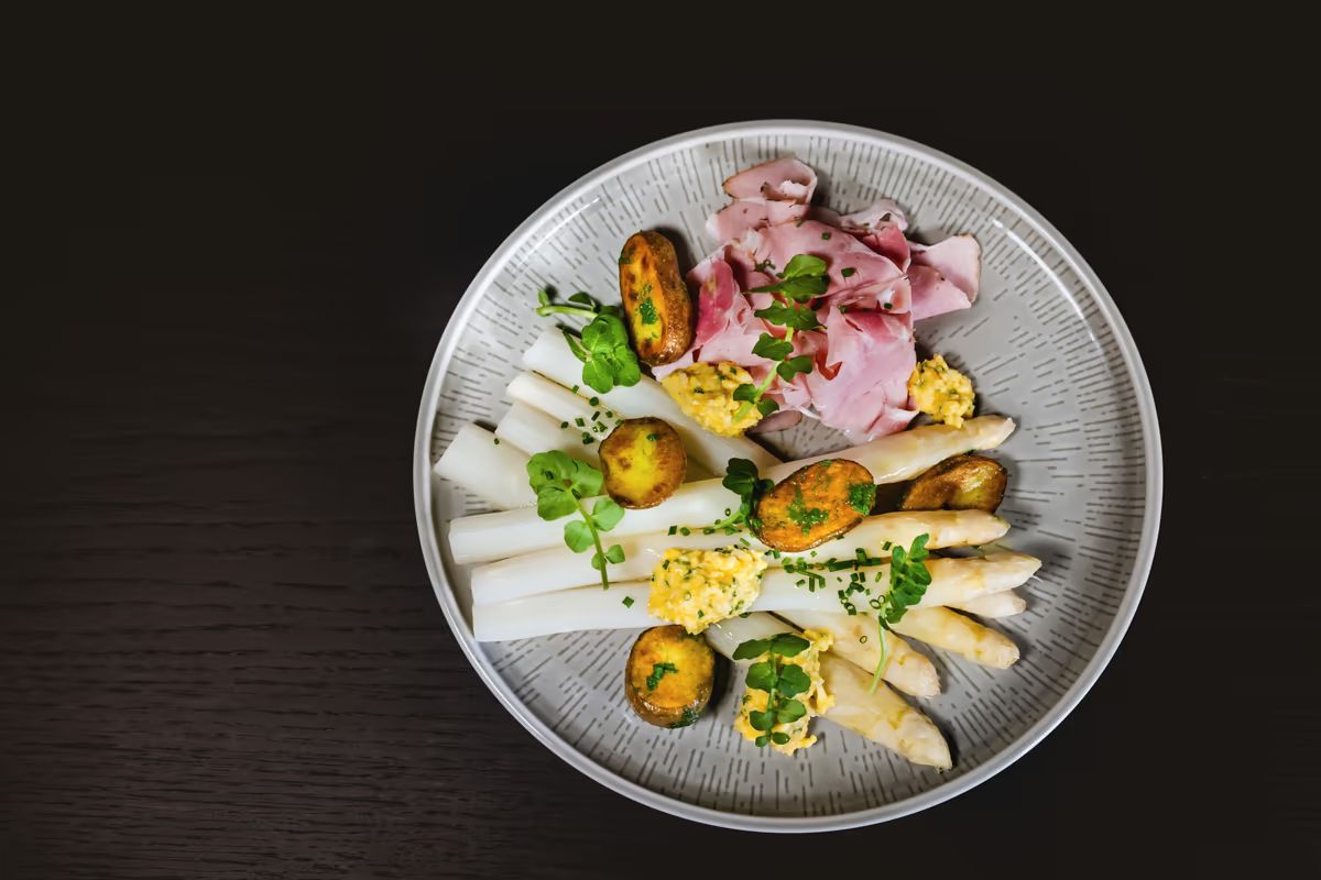 Weißer Spargel mit Schinken und Röstkartoffeln