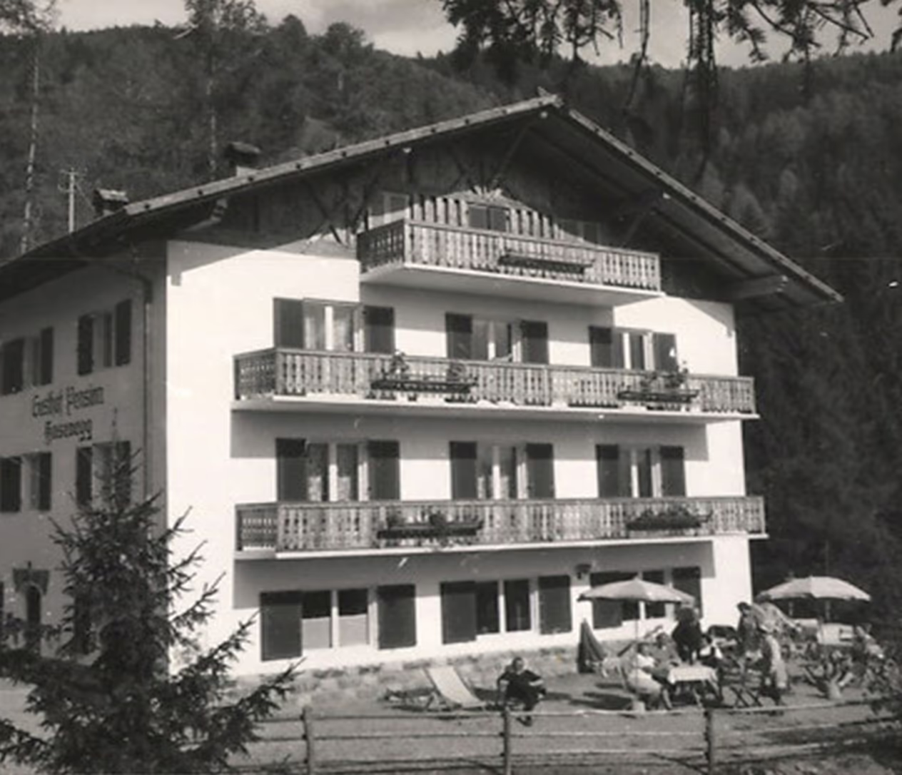 Historische Aufnahme des Gasthofs Hasenegg mit Liegestühlen vor dem Haus