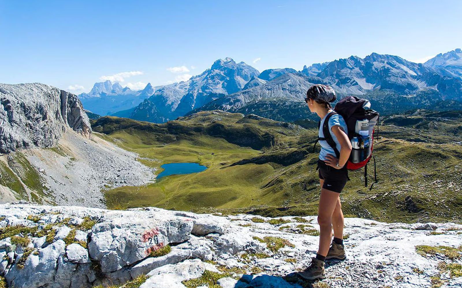Wanderin am Bergsee im Hochgebirge
