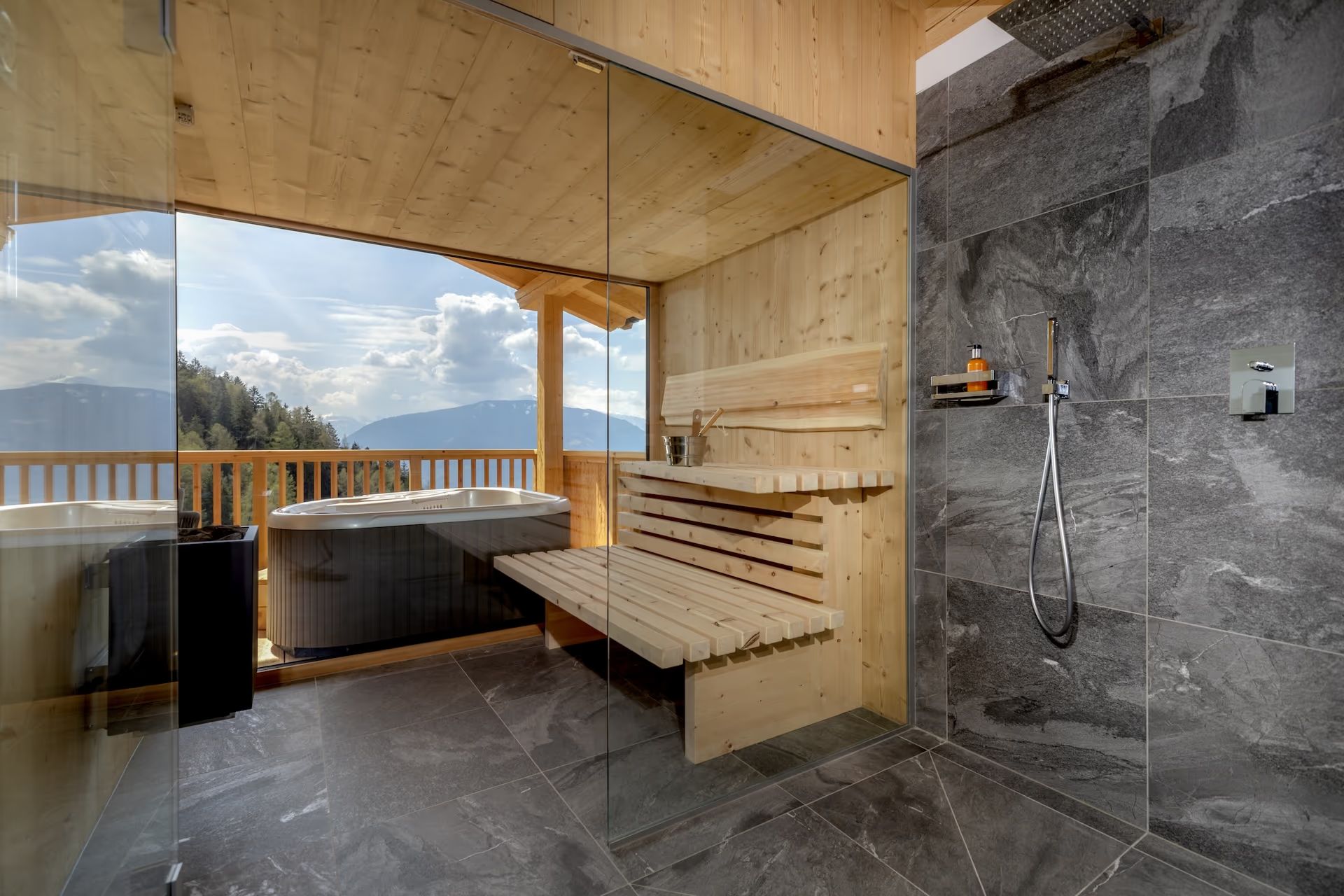 Zirbensauna mit Blick auf den Whirlpool auf der Terrasse