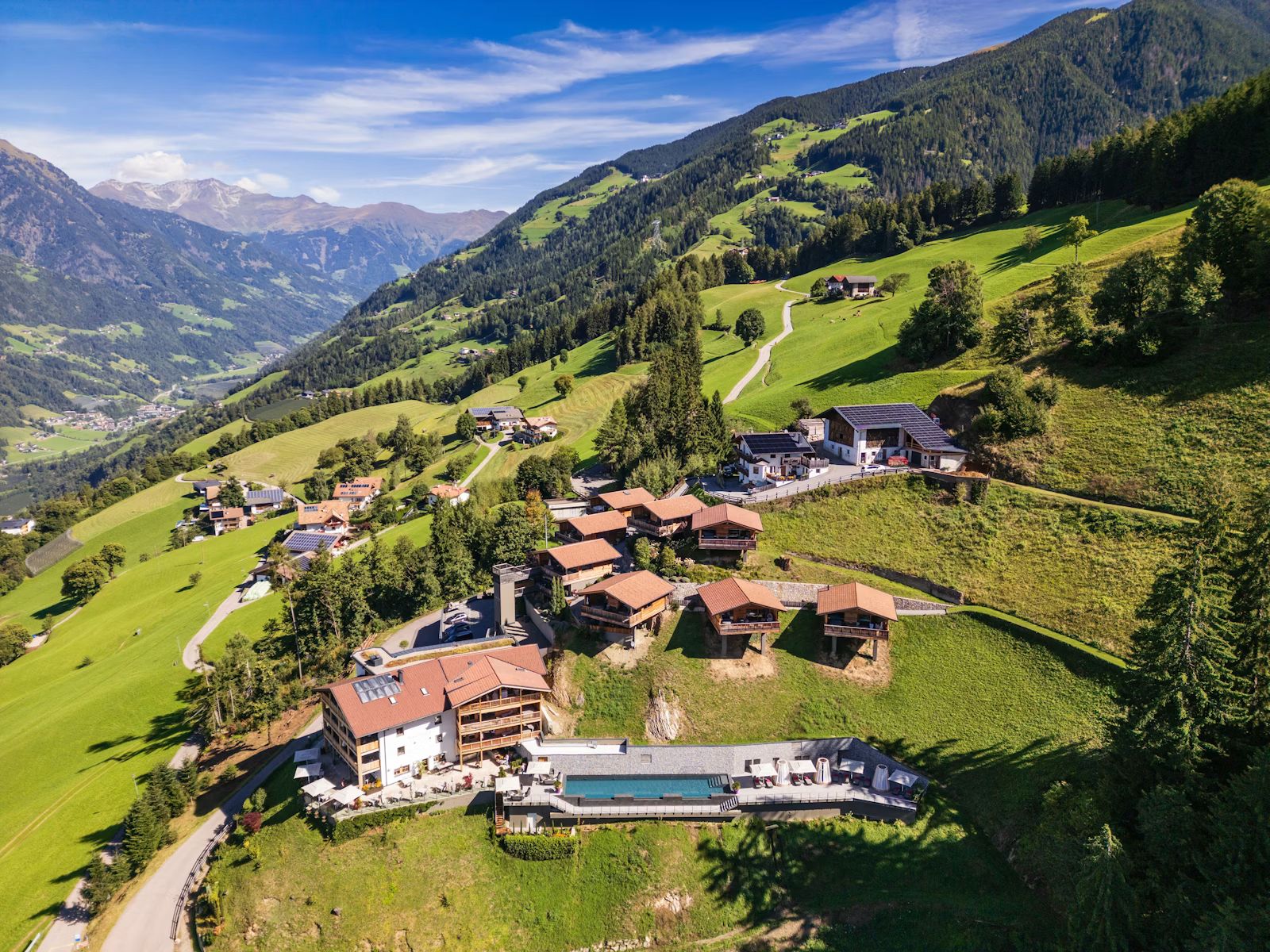 Luftaufnahme des Hasenegg oberhalb von Schenna im Etschtal