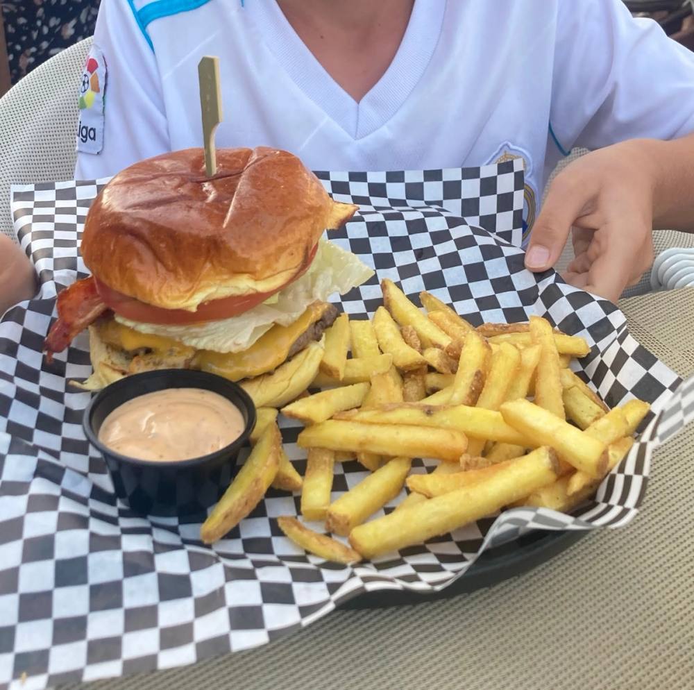 Ellas Restaurant & Beach