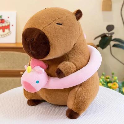 Capibara con flotador rosa