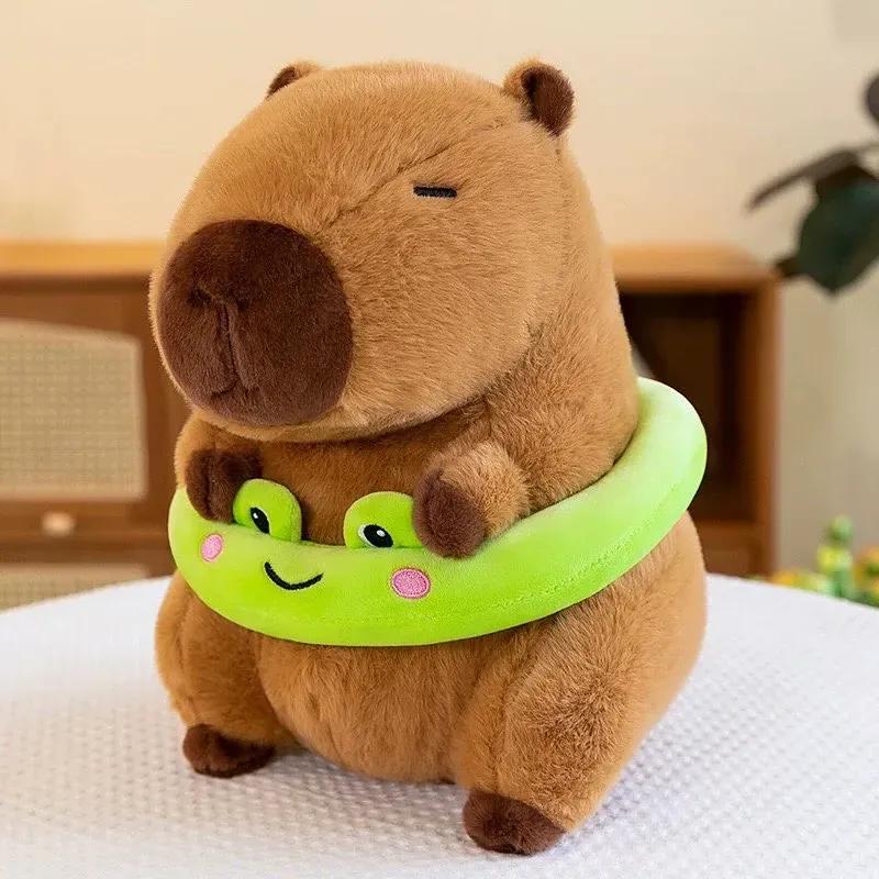 capibara con flotador verde