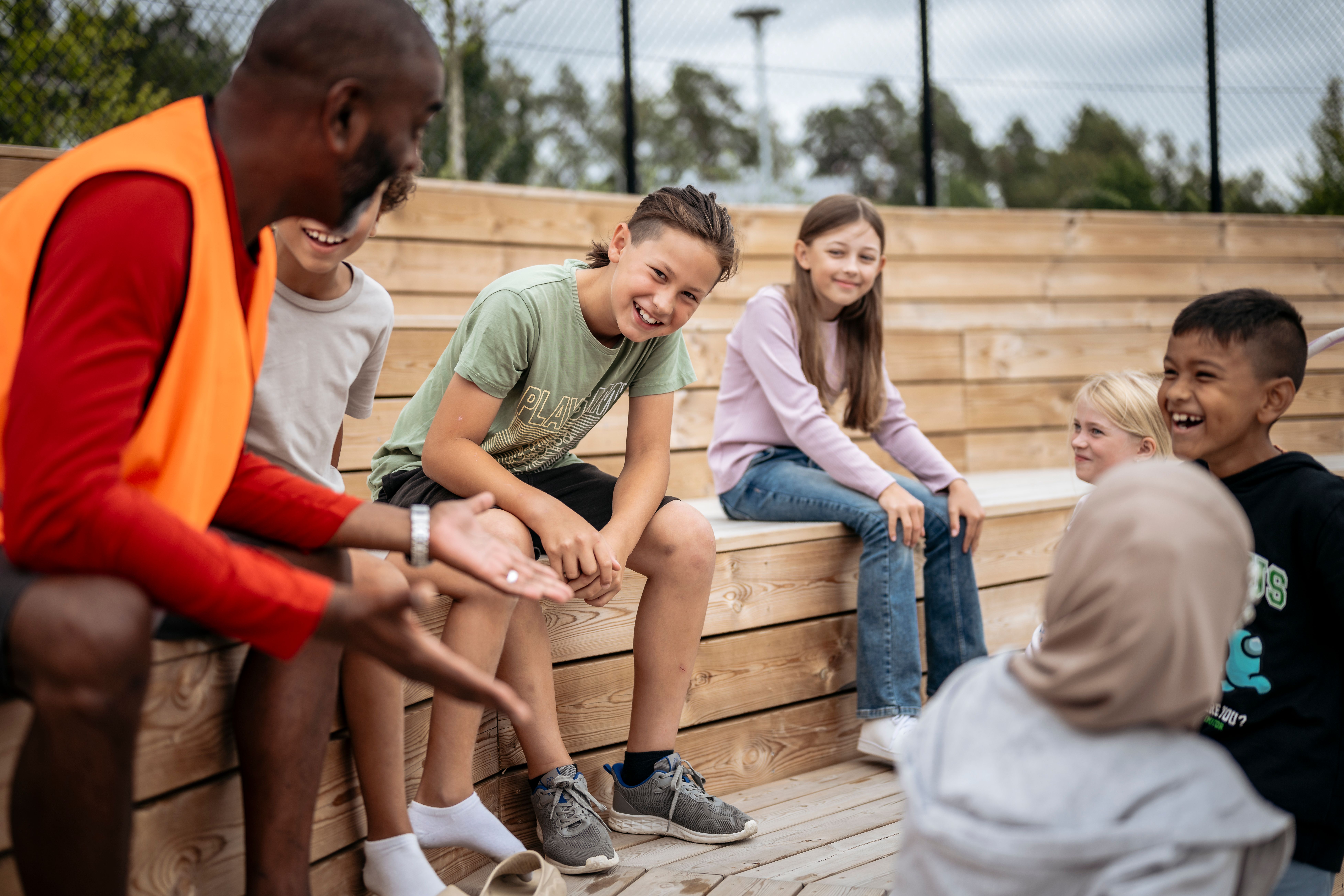 elever sitter i en gradäng utomhus