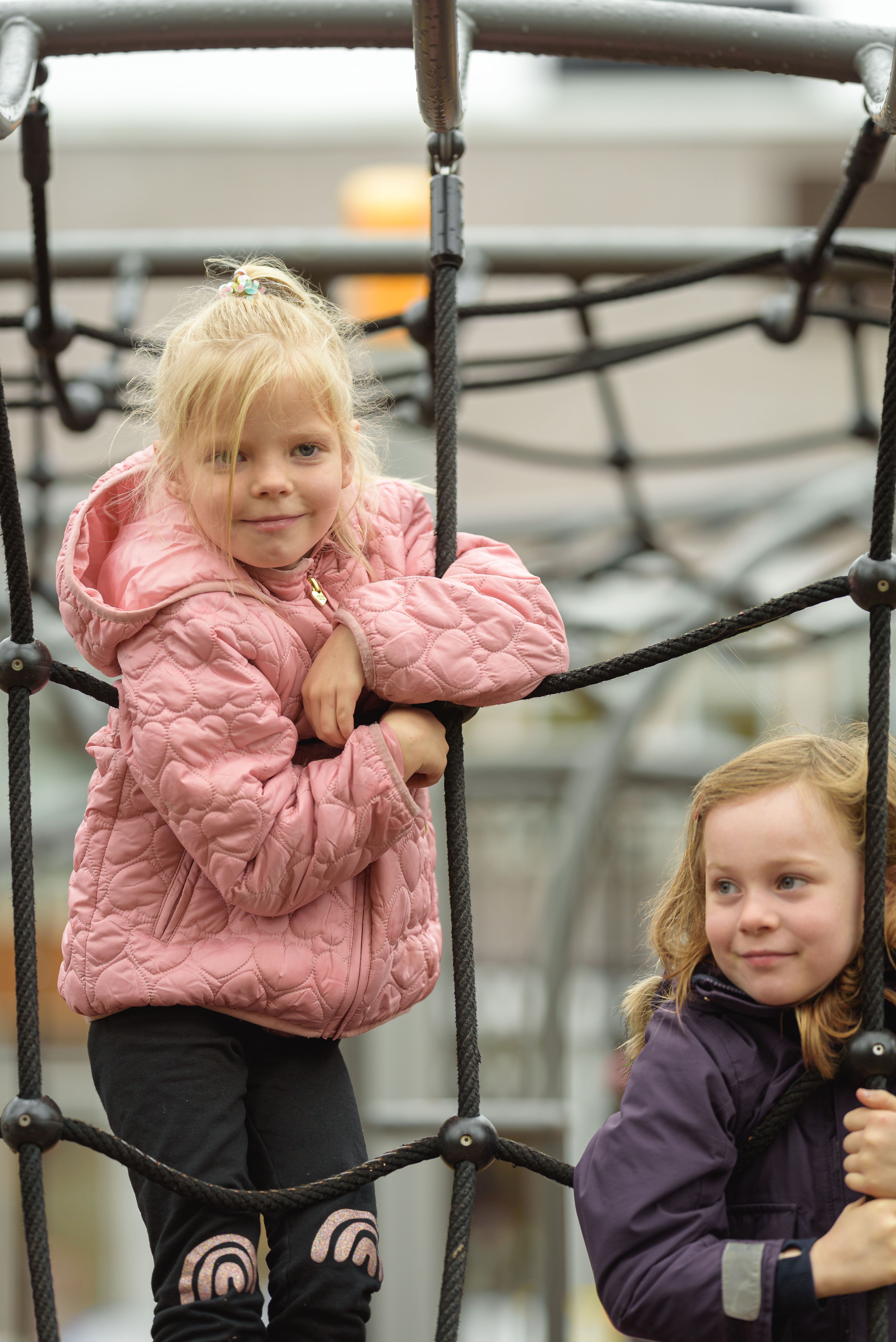 barn klättra i klätterställning