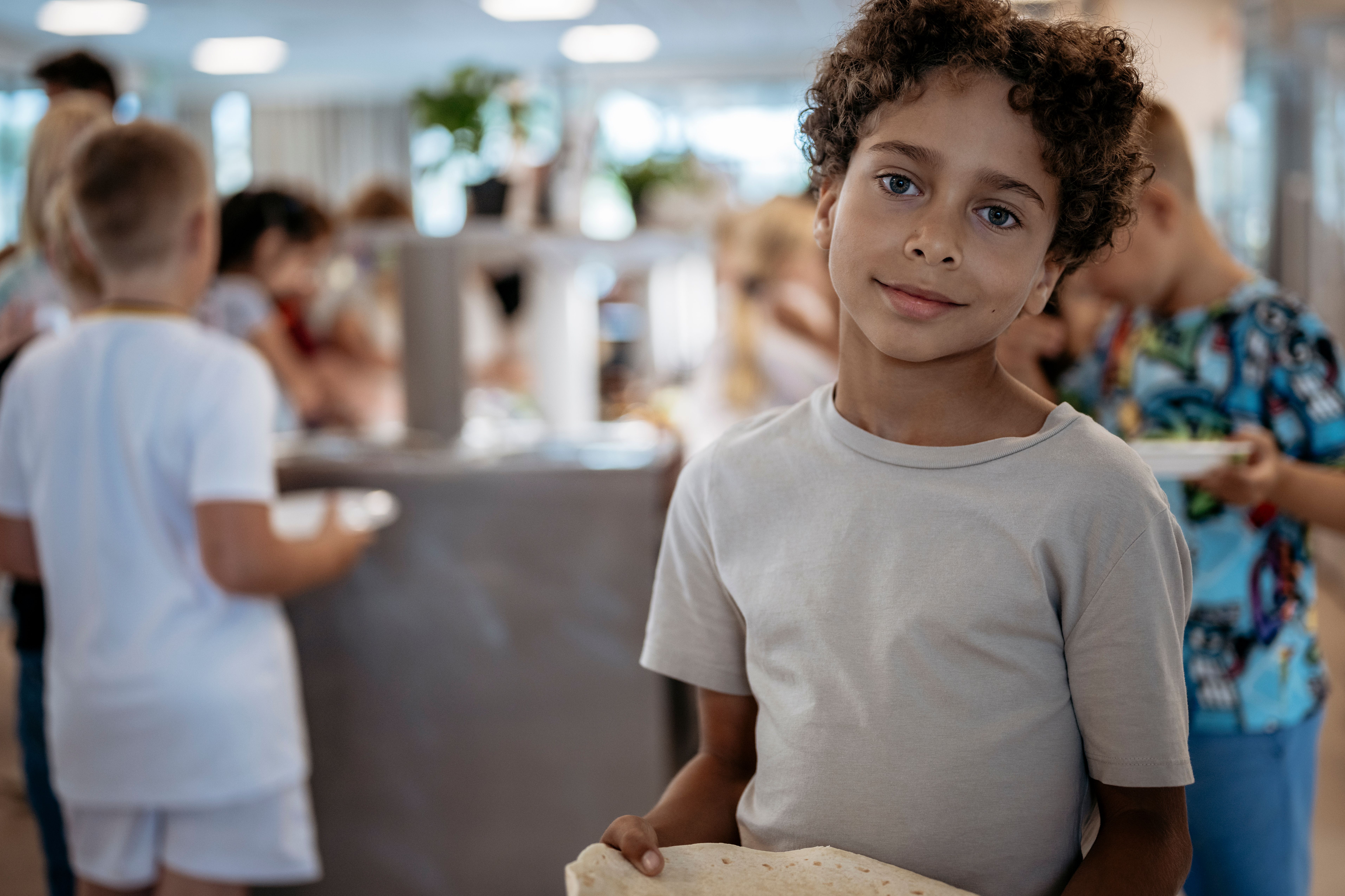 Barn i matsalen på Vira