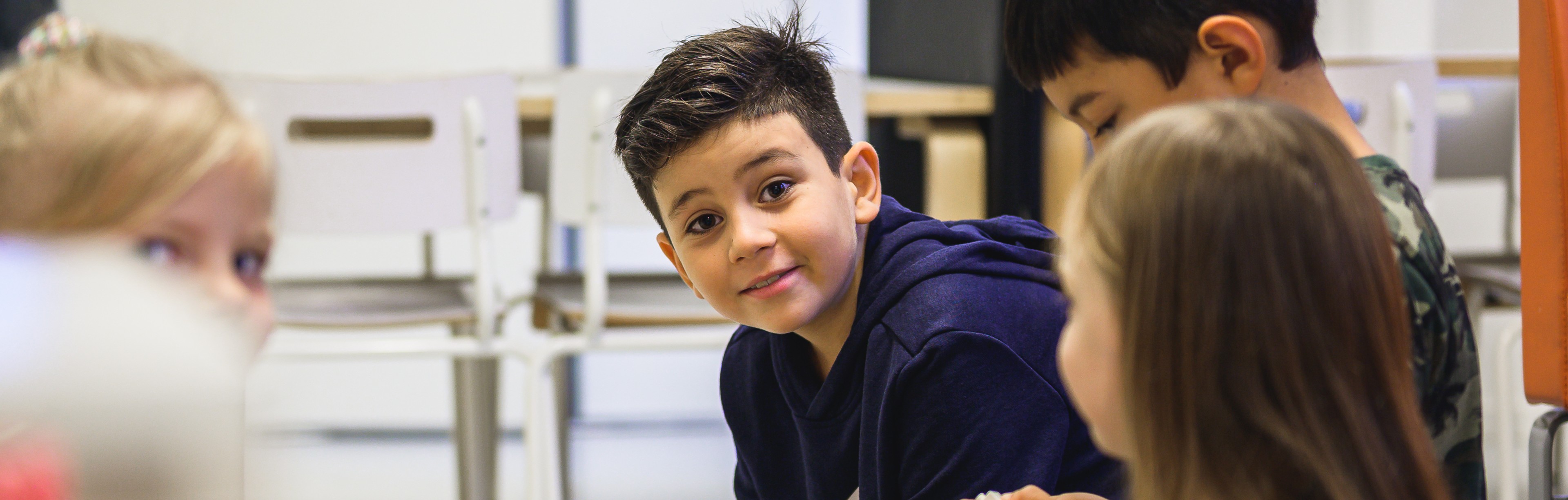 Elever inne i ett klassrum