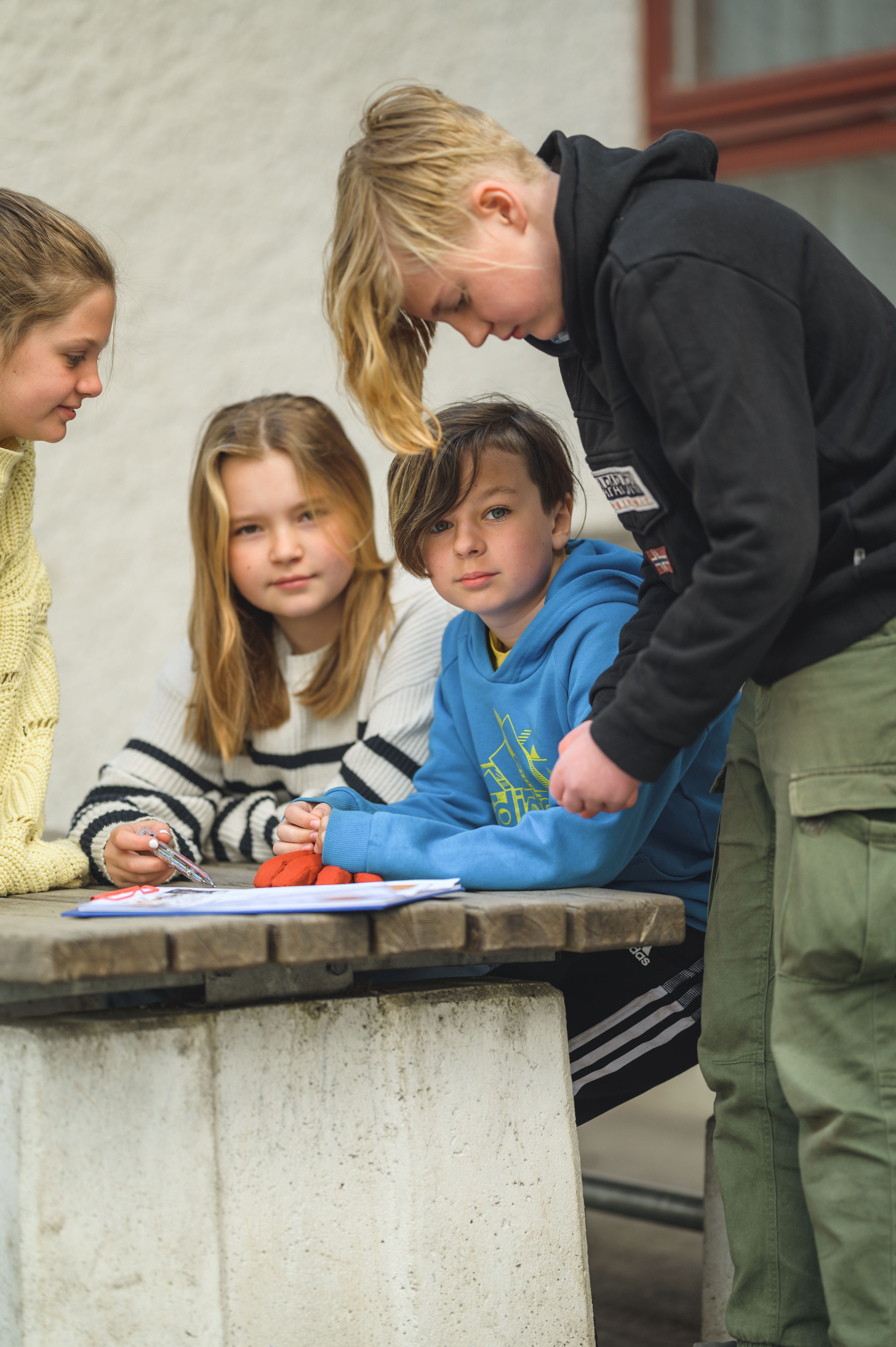 Elever på Lärande grundskola utomhus vid en bänk