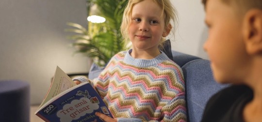 Barn i lärpar läser bok för varandra