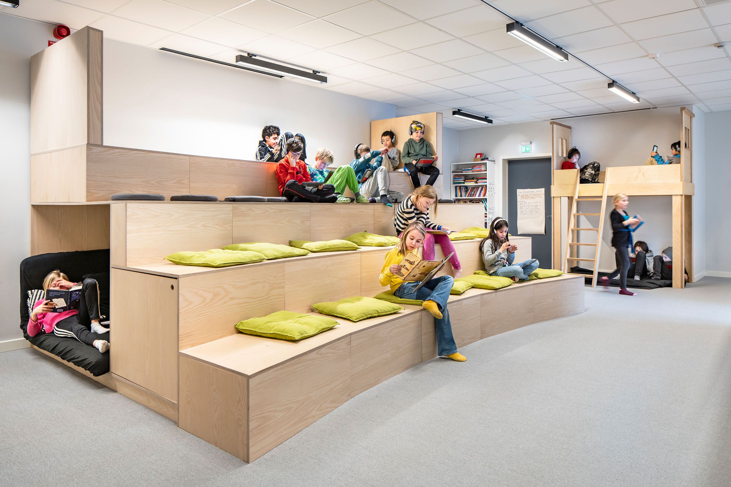 Skapaskolan elever sitter i en gradäng