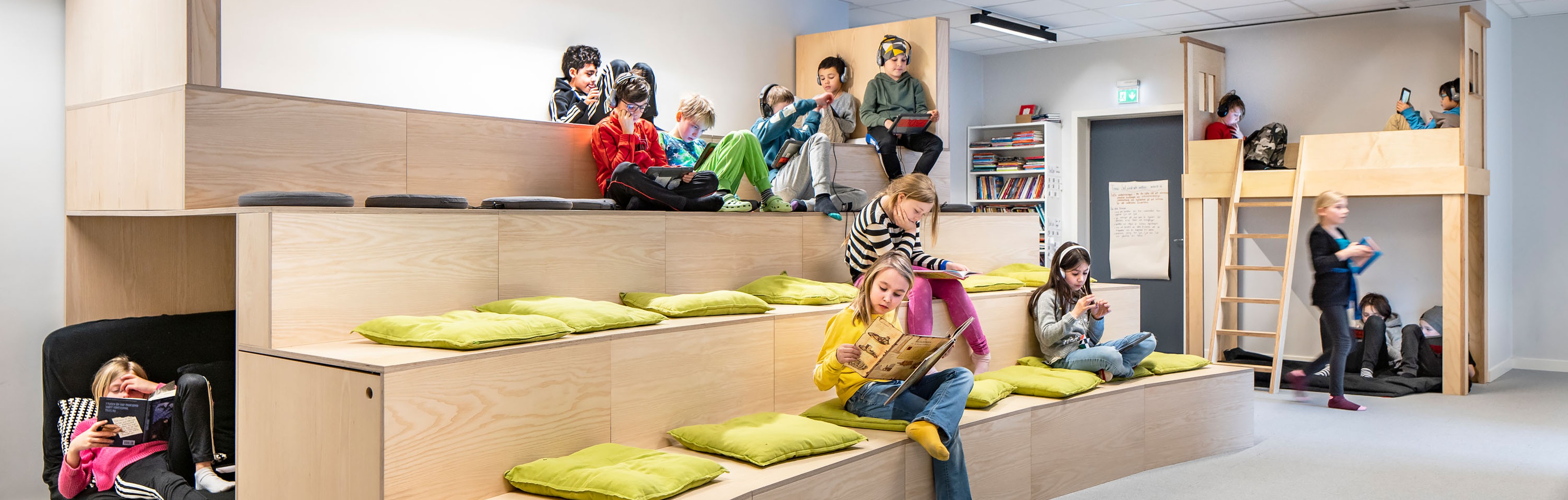 Skapaskolan elever sitter i en gradäng