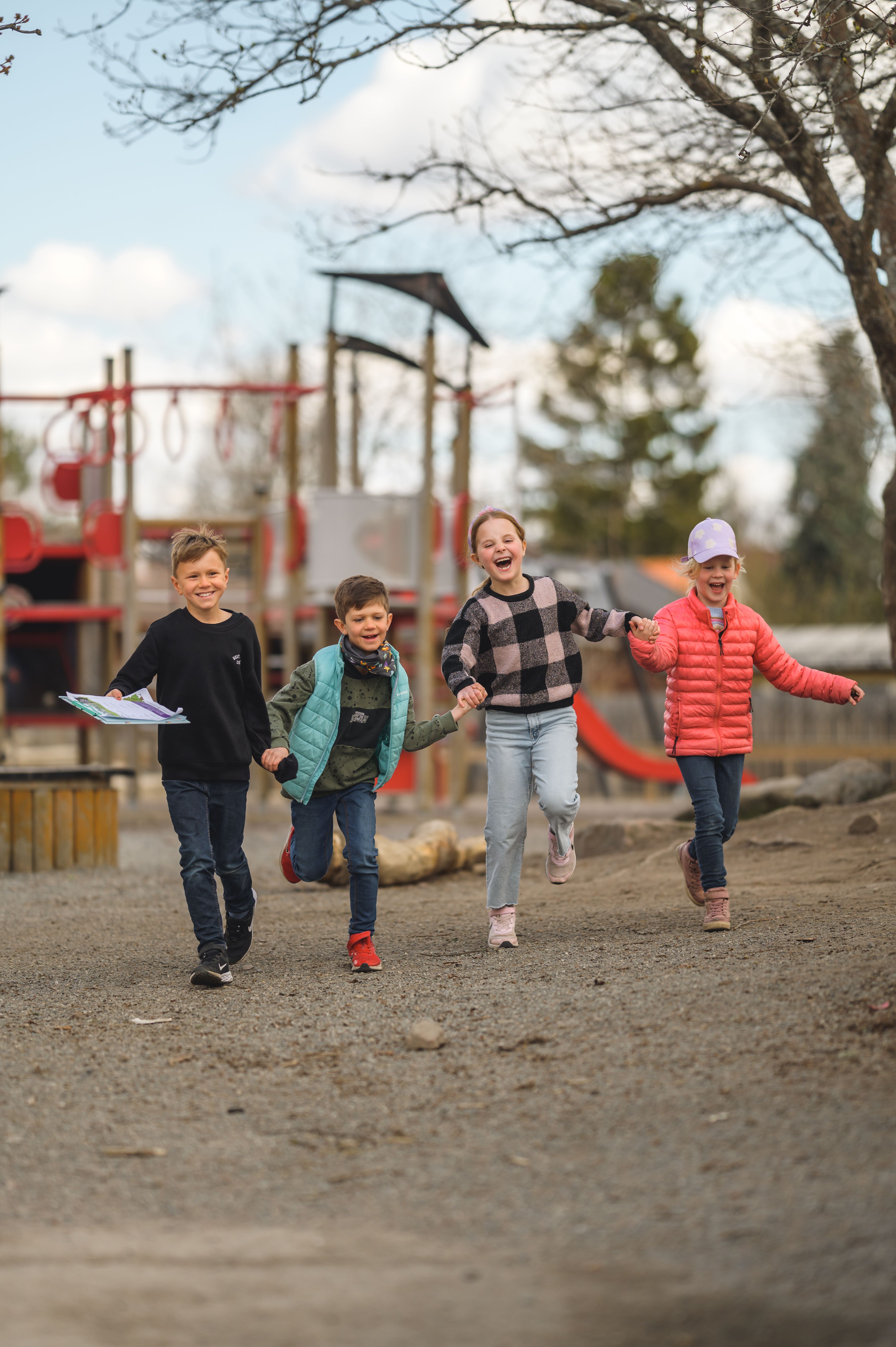 glada barn skuttar utomhus