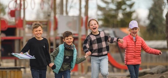 glada barn skuttar utomhus