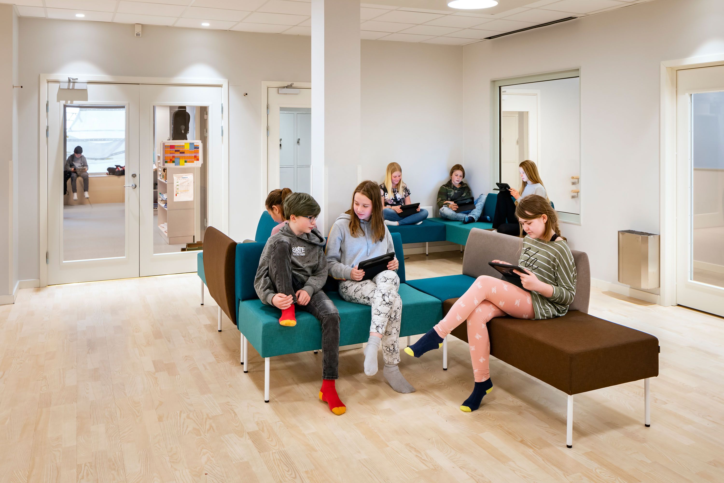 barn klättra i klätterställning