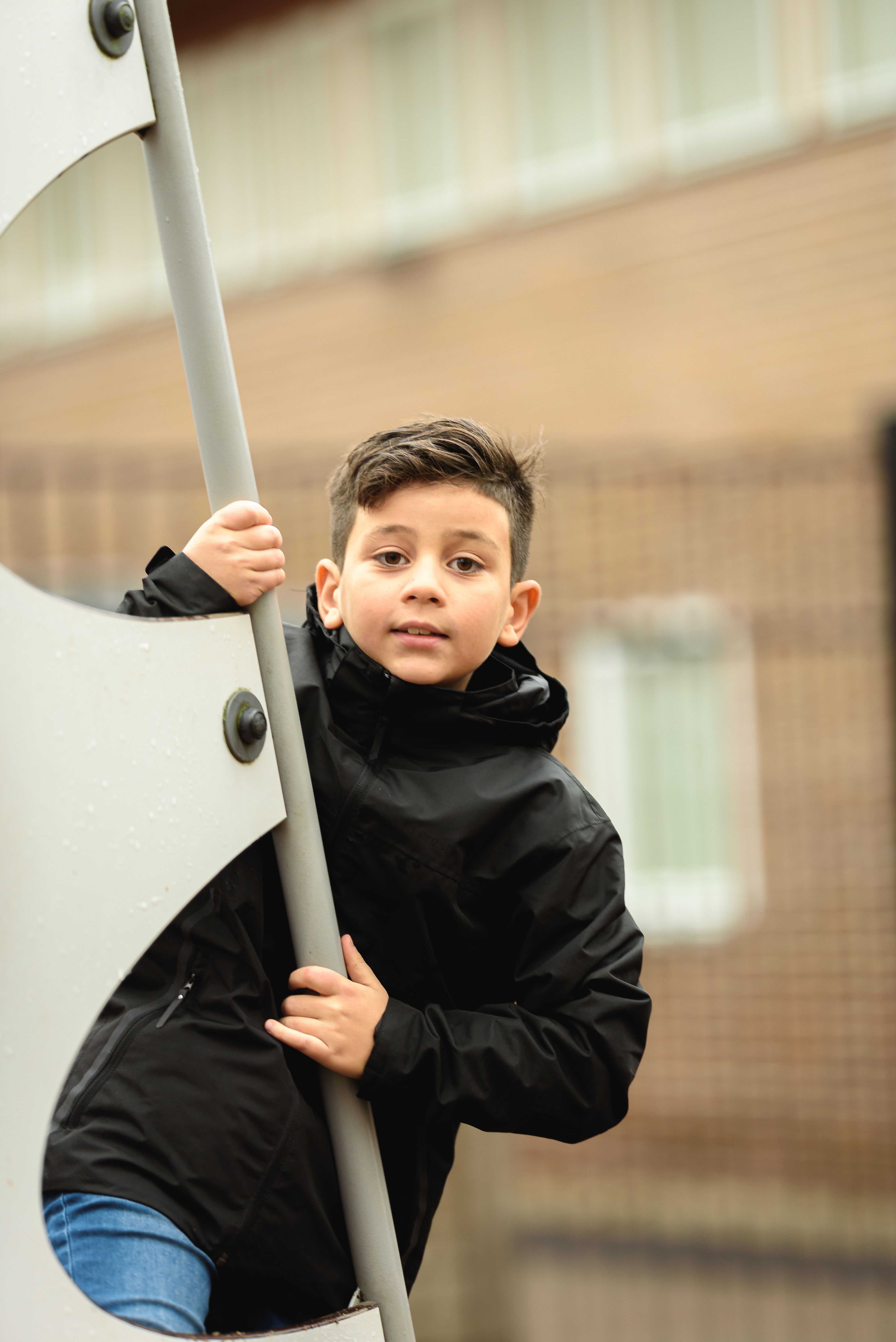 barn klättra i klätterställning