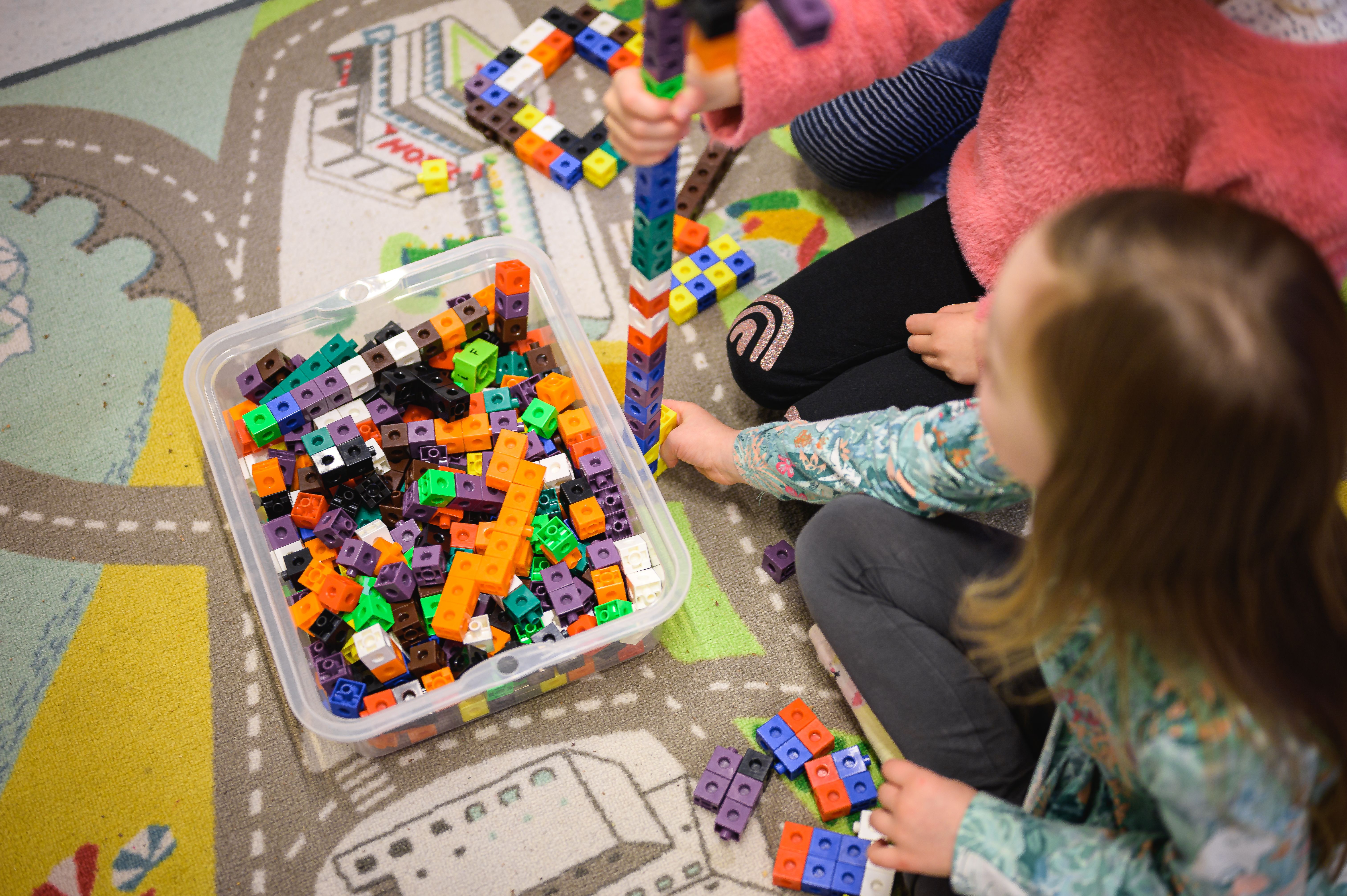 Barn som leker med klossar