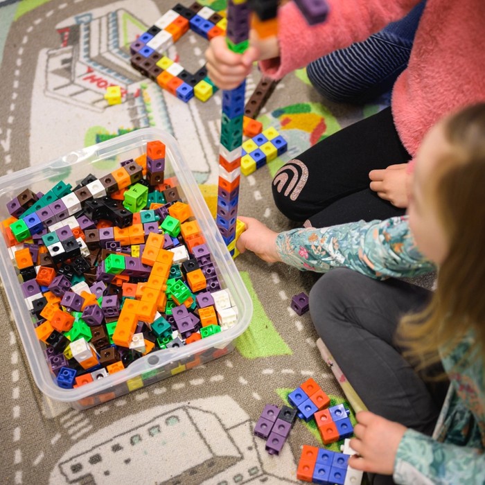 Barn som leker med klossar