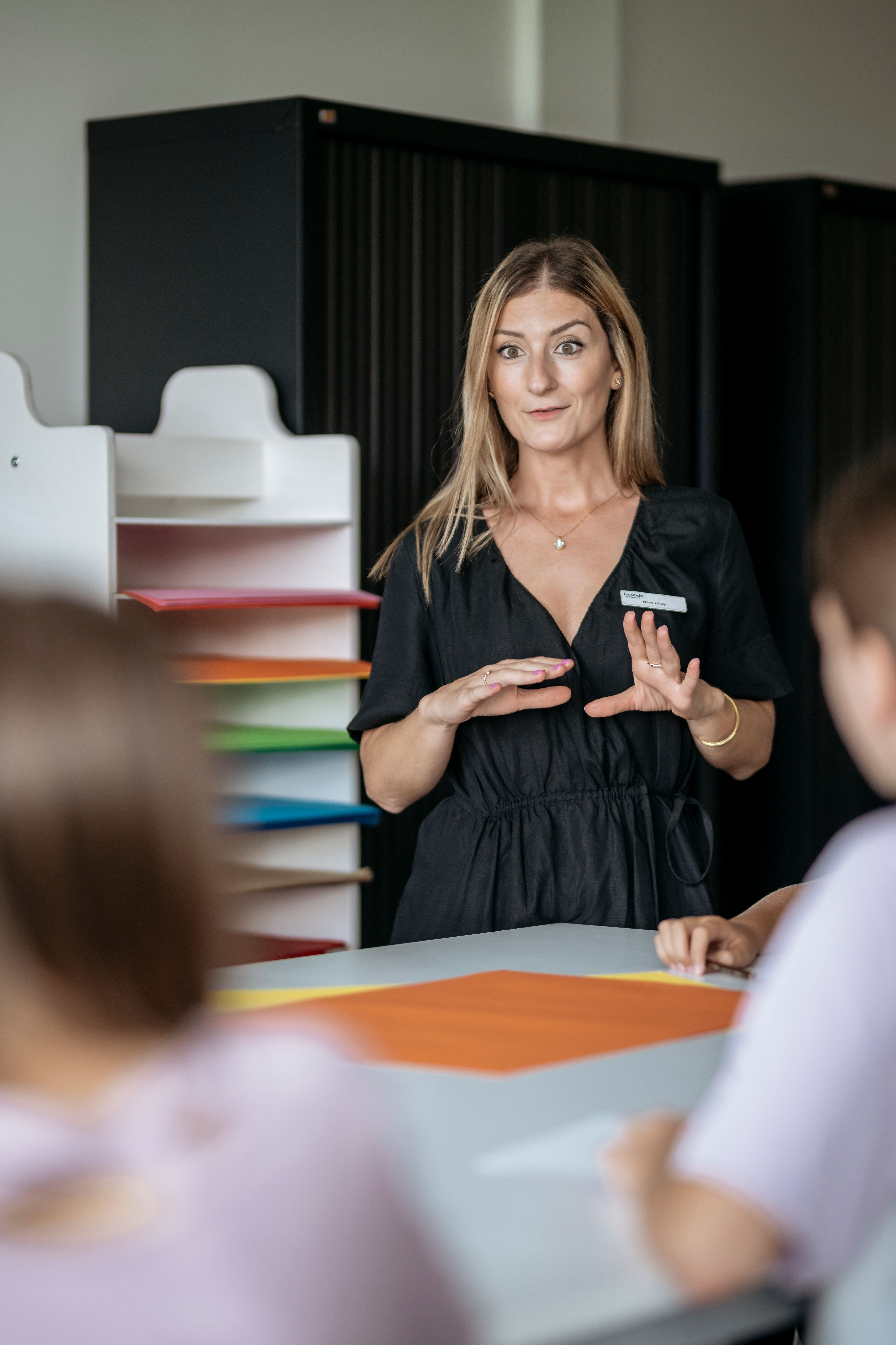 Lärare förklarar i klassrummet