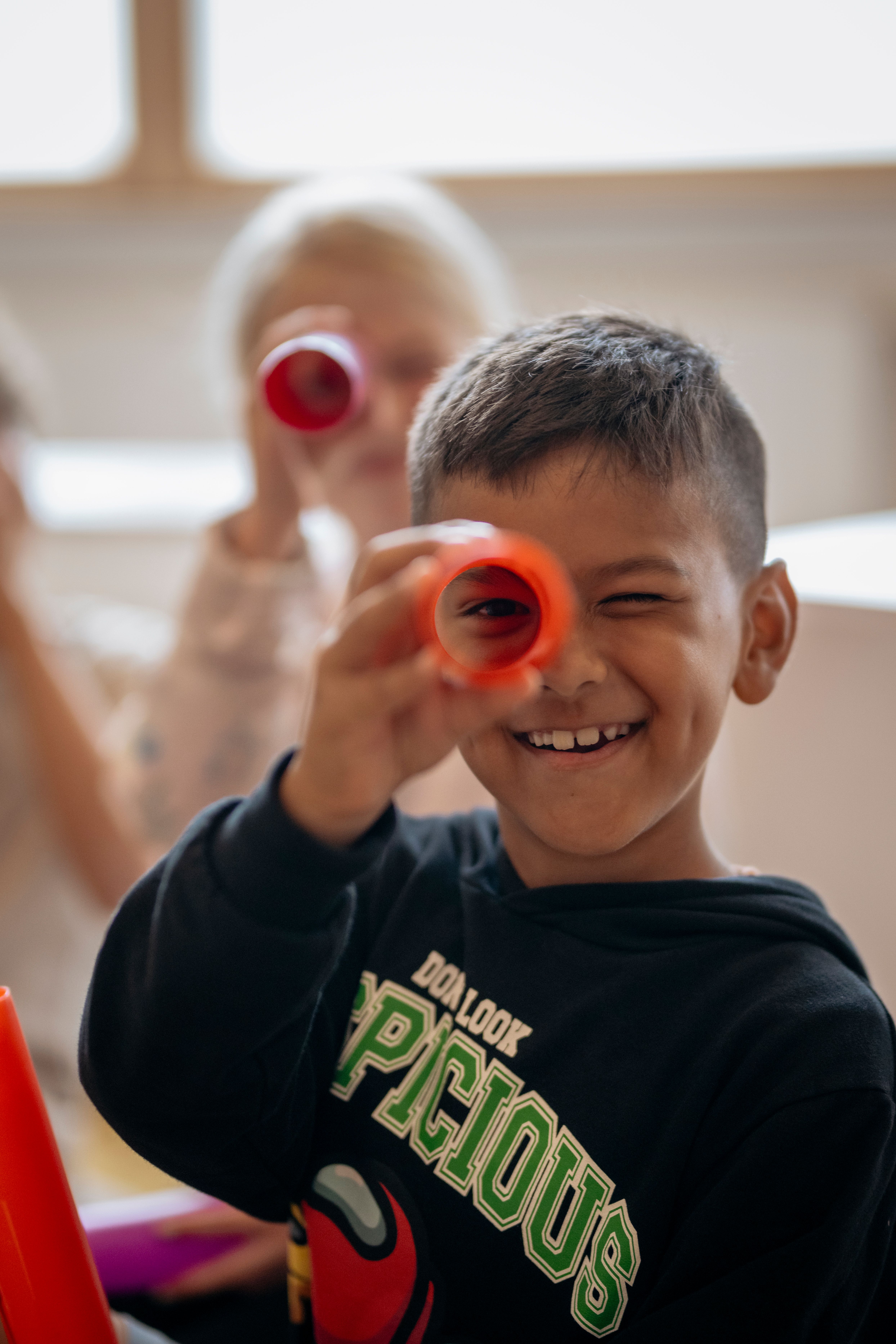 Elev tittar genom ett tonrör