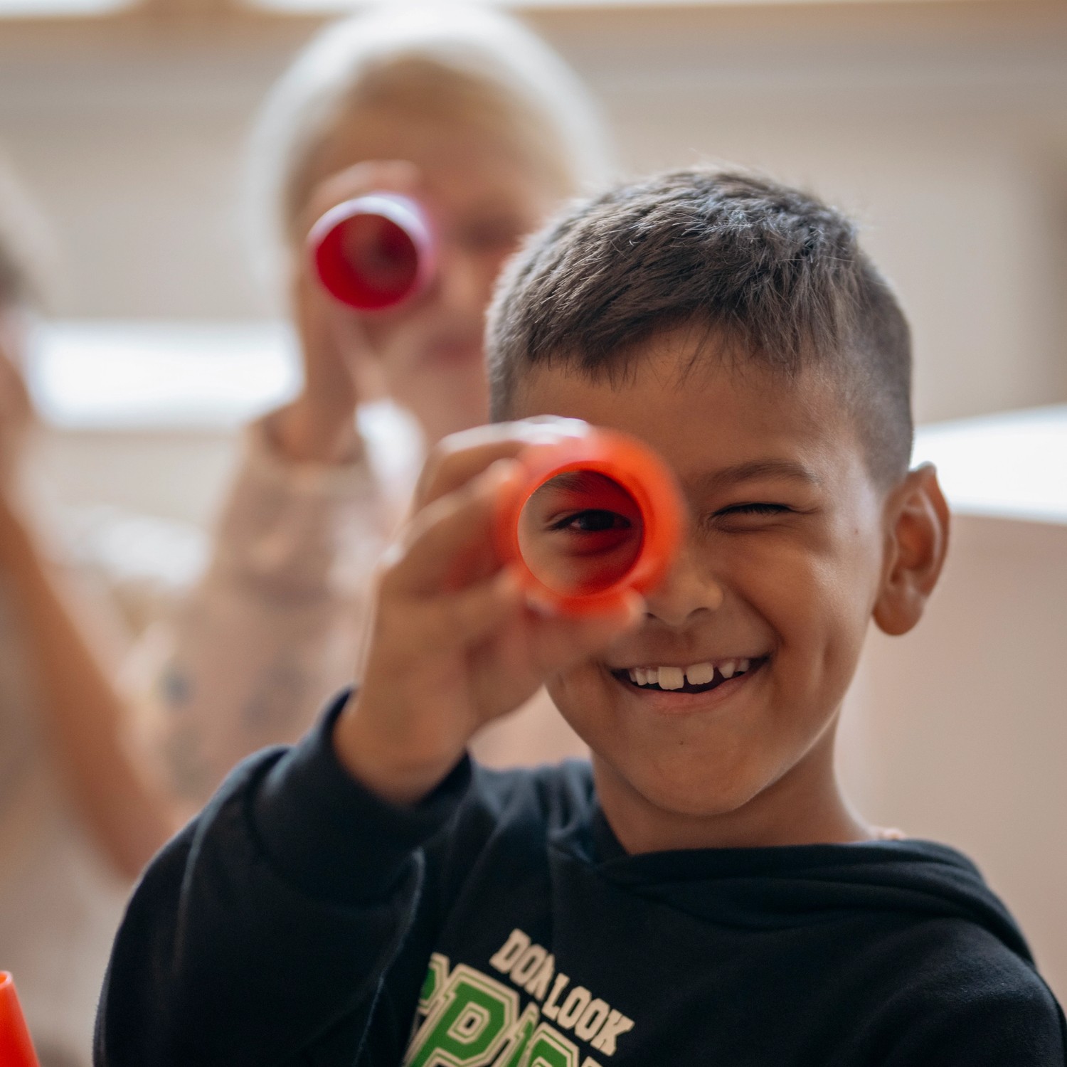 Elev tittar genom ett tonrör