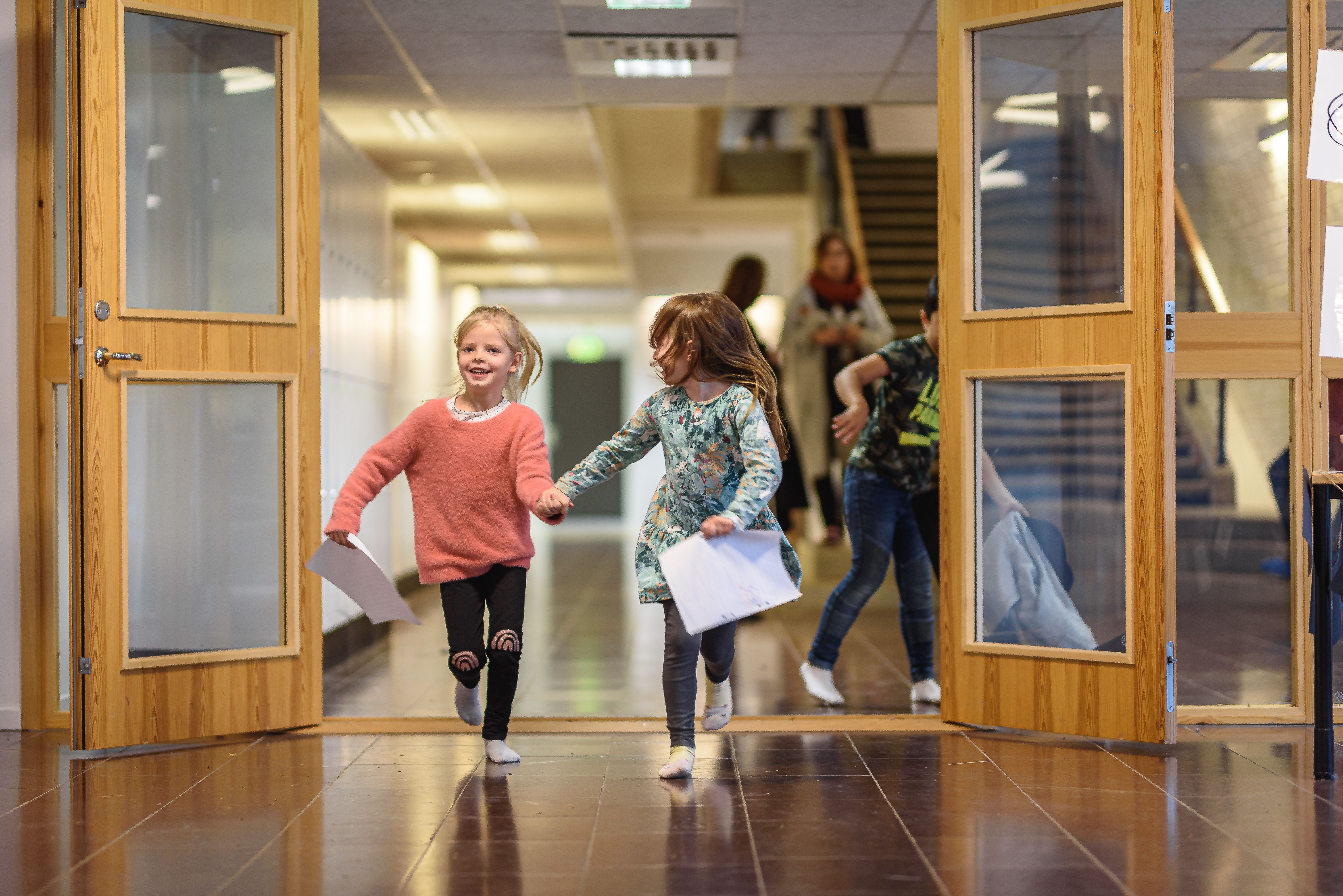 Elev tittar genom ett tonrör