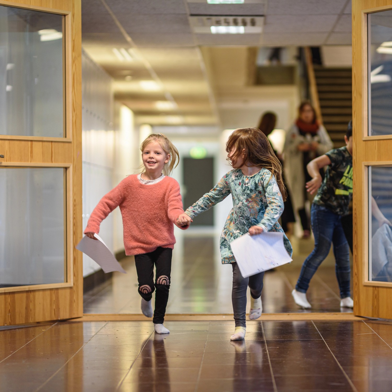 Elev tittar genom ett tonrör