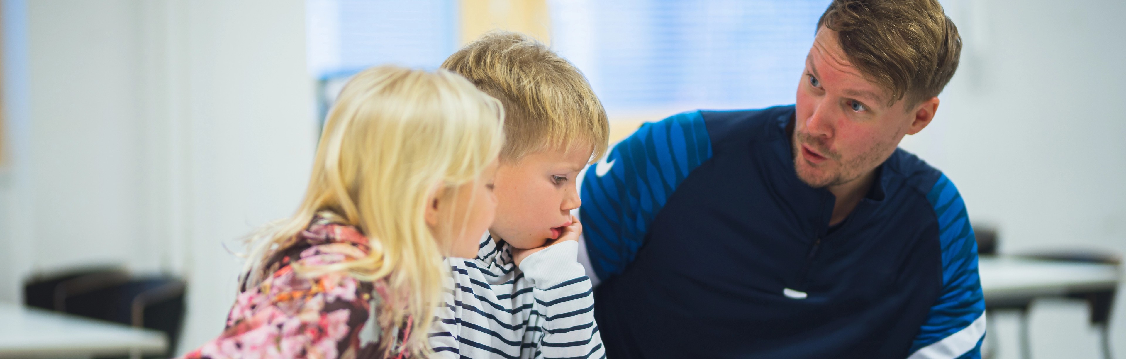 pedagog med elever sitter och diskuterar