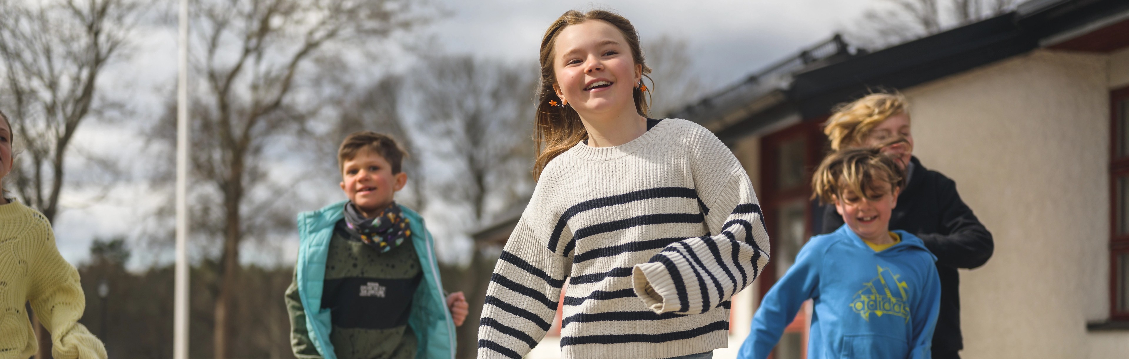 Grundskoleelever vid datorer